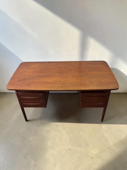 tessvintage Deens teak bureau uit de jaren 60 met vier laden en conische poten in een strak mid-century design