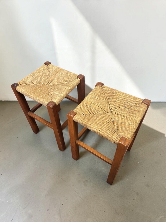tessvintage set van twee vintage houten krukjes met een gevlochten biezen zitting in een visgraatpatroon