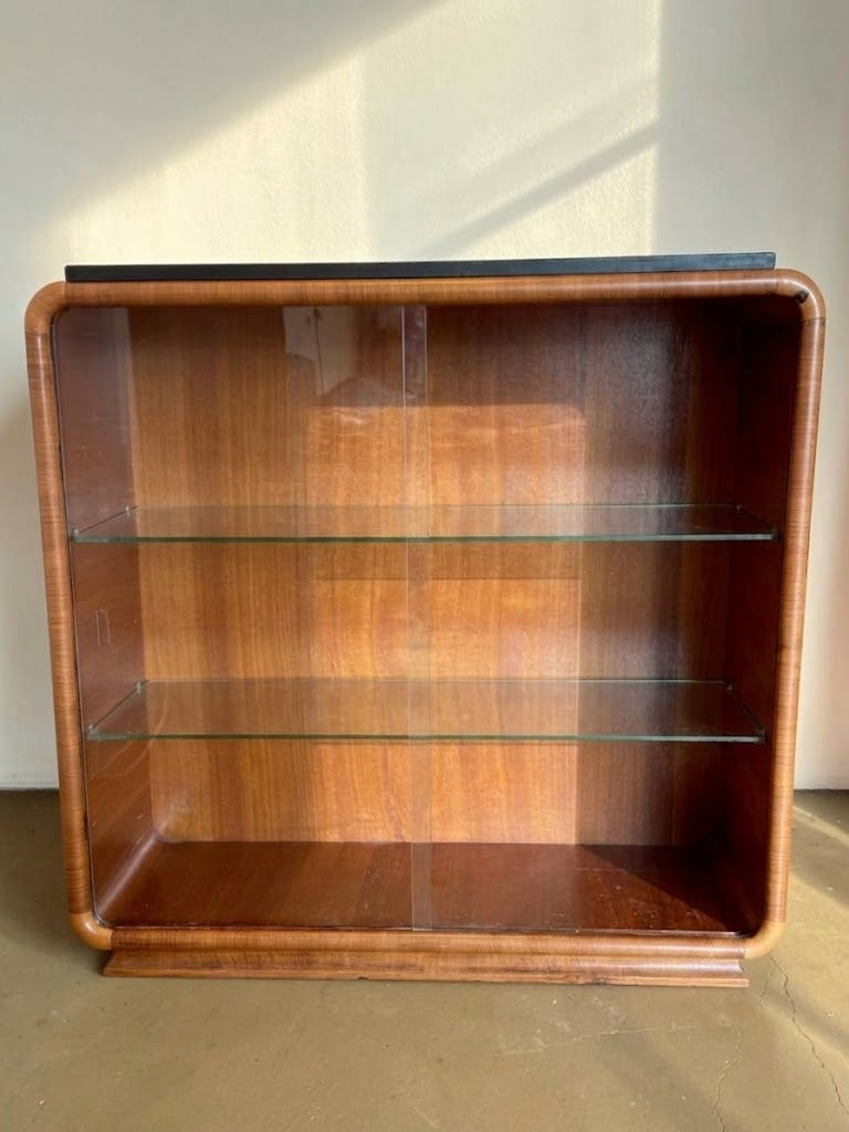 Vintage Art Deco vitrinekast van mahoniehout met zwart marmeren blad