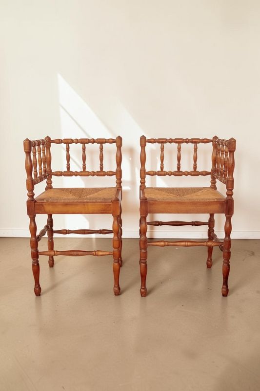 Set van 2 antieke Franse tessvintage bobbin hoekstoelen met gedraaid hout en een gevlochten biezen zitting.