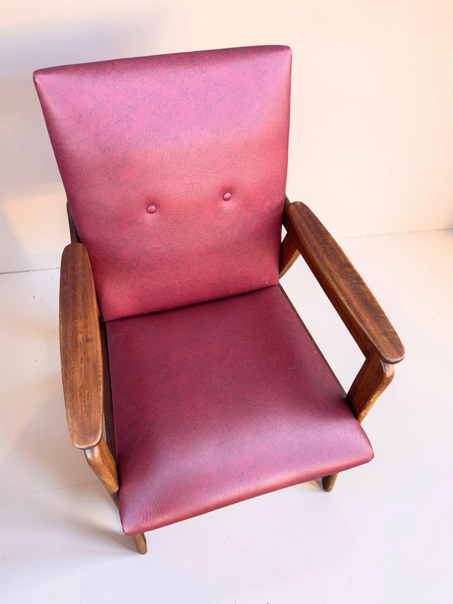 Set vintage design fauteuils – rood skai & teakhout (jaren ’60)