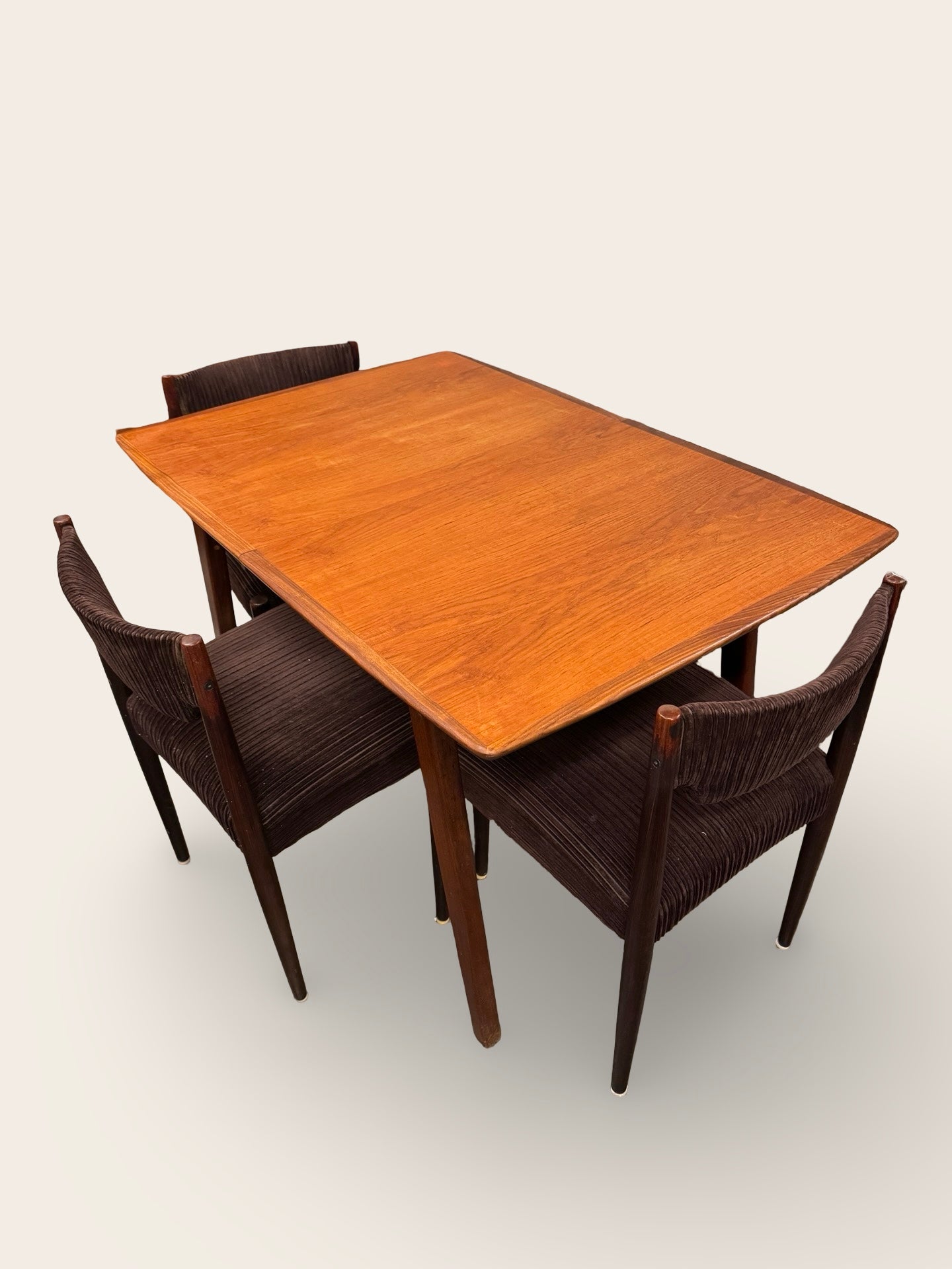 Uitschuifbare eettafel van Louis van Teeffelen voor Wébé