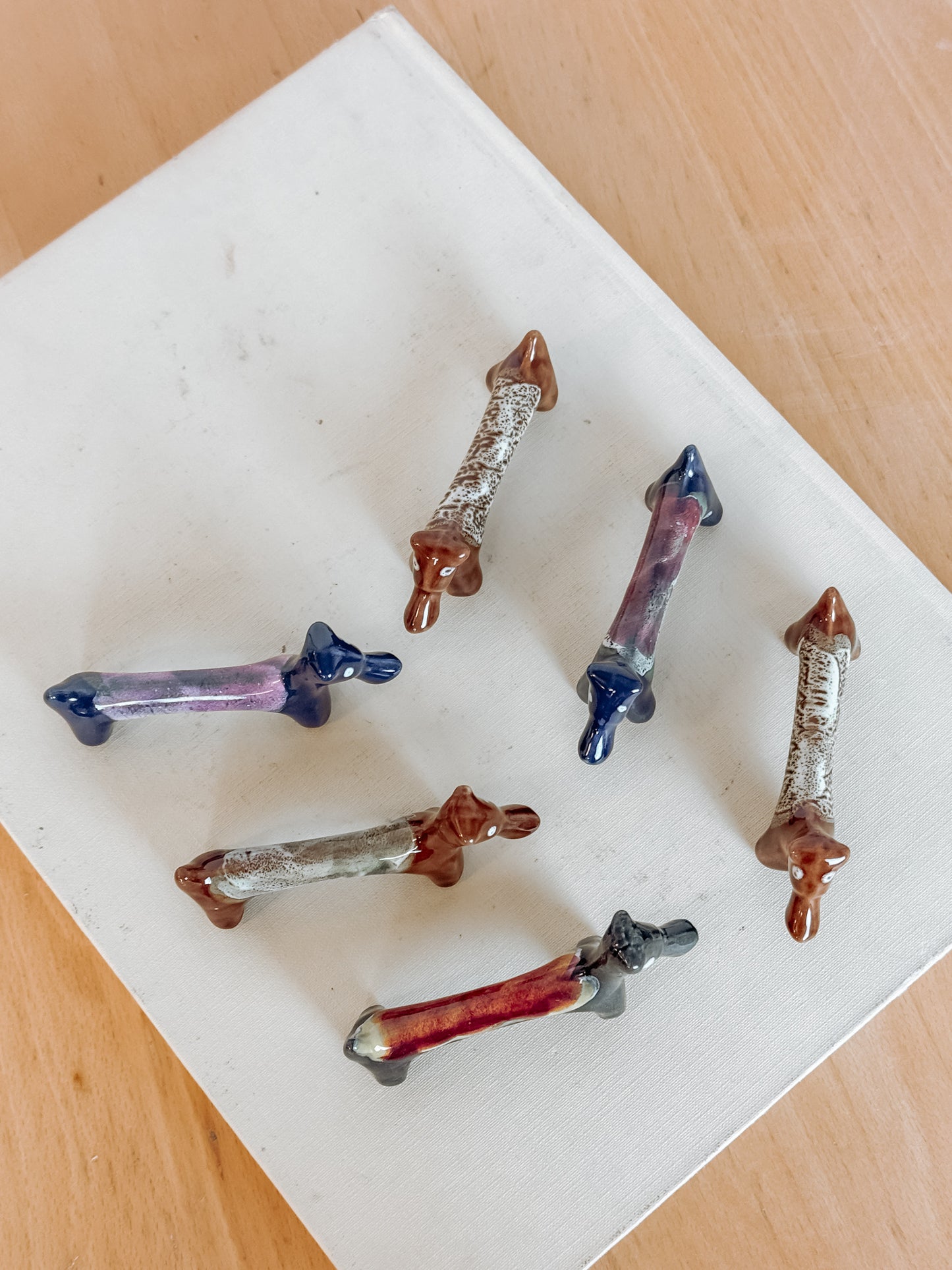 Set van 6 geglazuurde keramieken teckel messenleggers