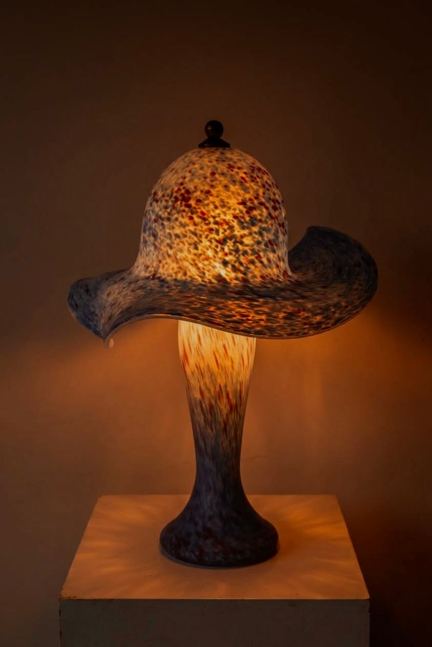 Pâte de verre mushroom tafellamp uit Frankrijk in blauw gespikkeld glas
