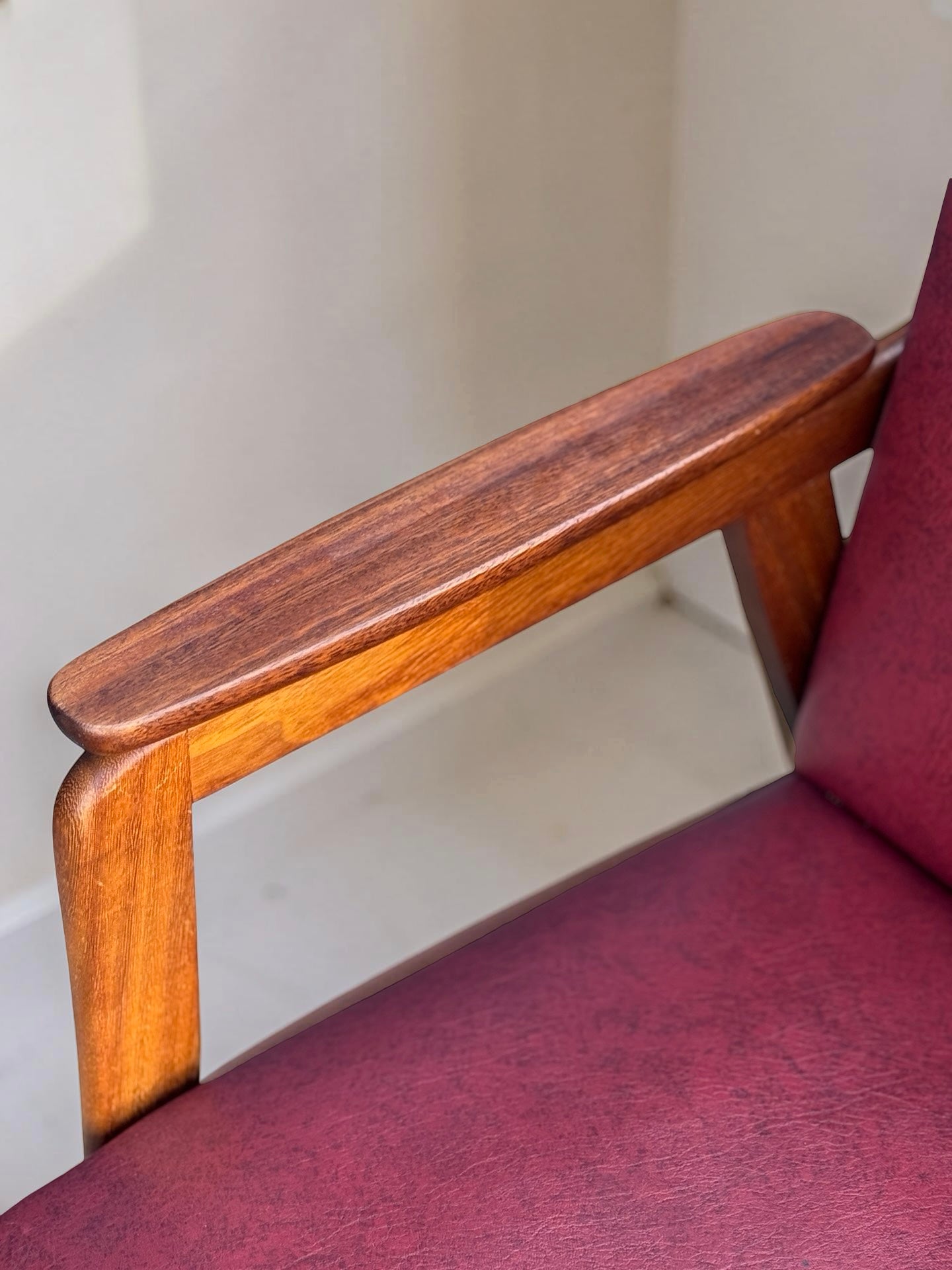 Set vintage design fauteuils – rood skai & teakhout (jaren ’60)