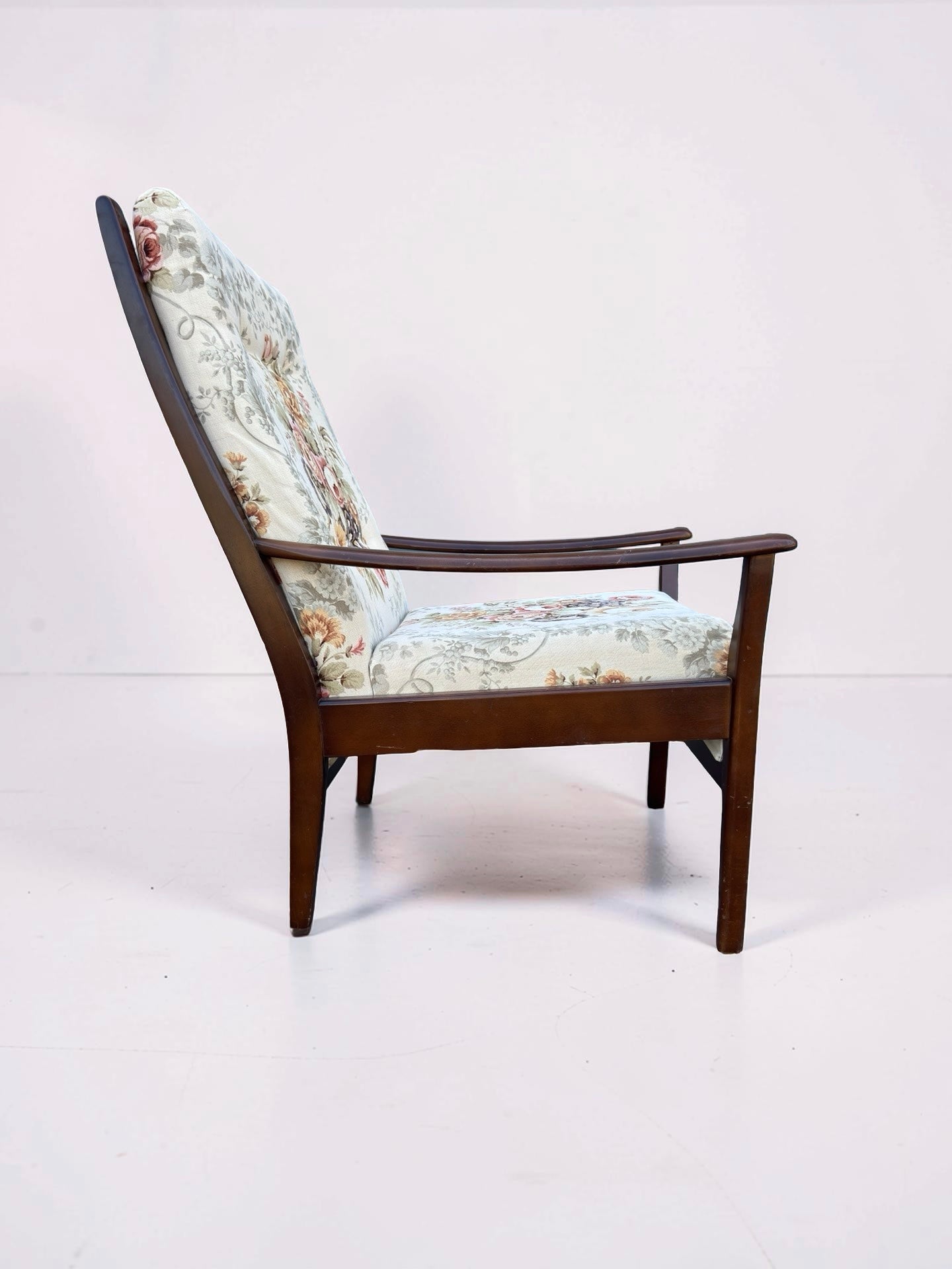 Vintage teakhouten fauteuil met gebloemde bekleding