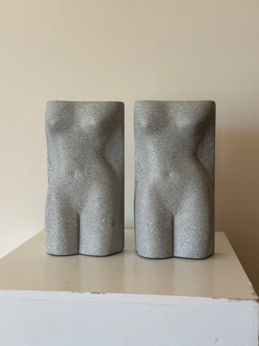 Set van 2 stenen vrouwentorso boekensteunen