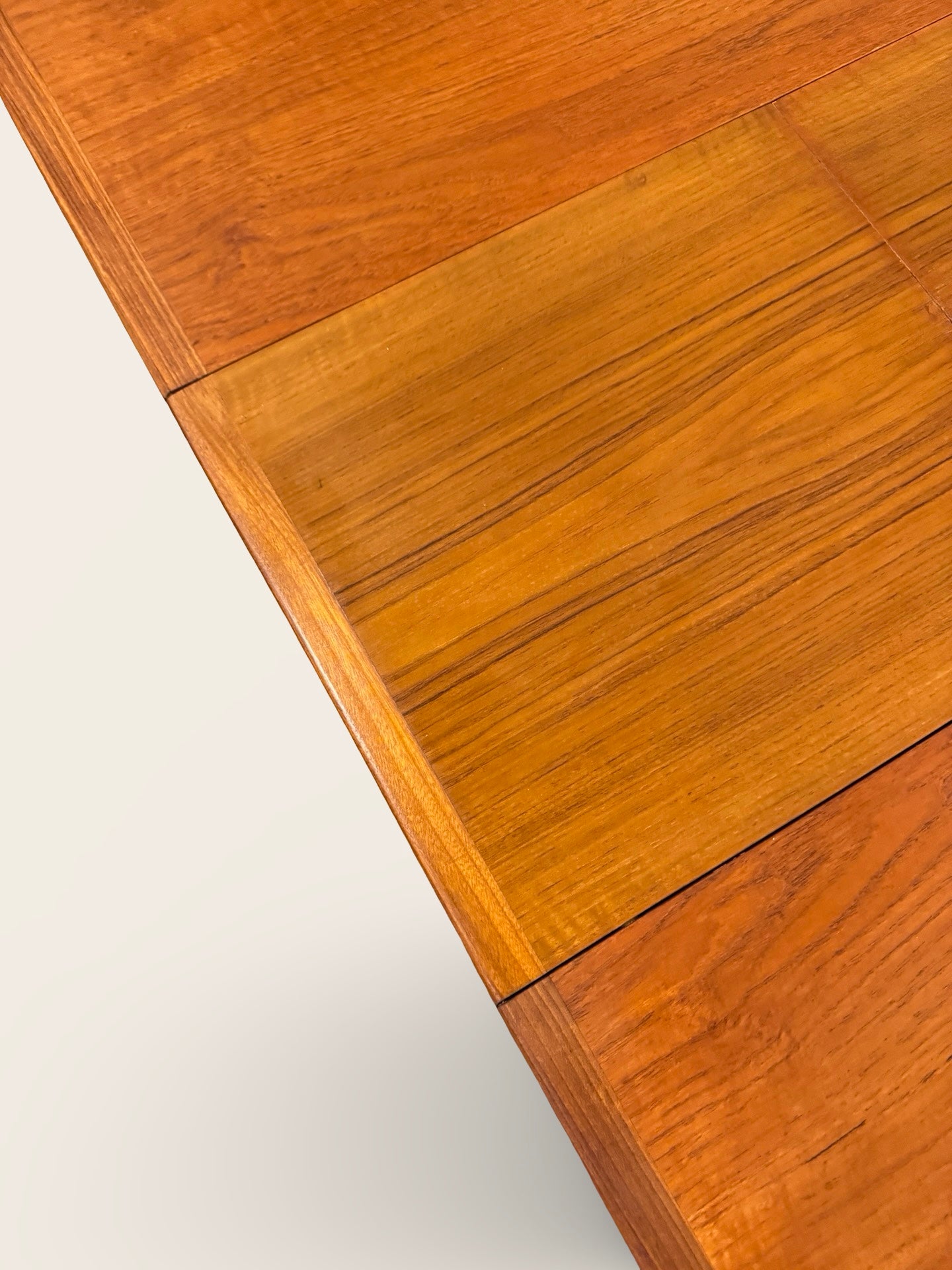 Uitschuifbare eettafel van Louis van Teeffelen voor Wébé