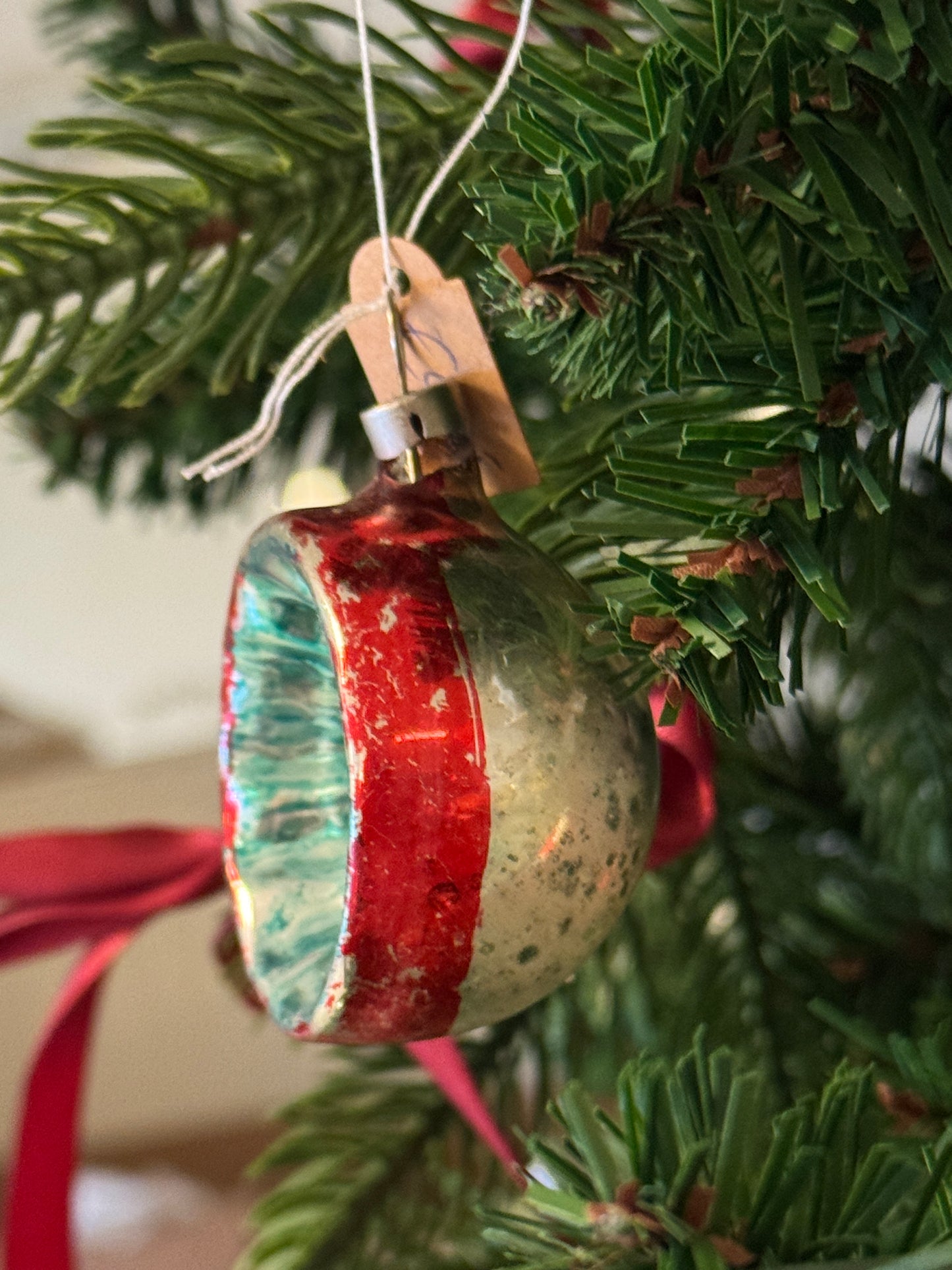 Antieke mondgeblazen deuk kerstbal met handbeschilderde kleuren