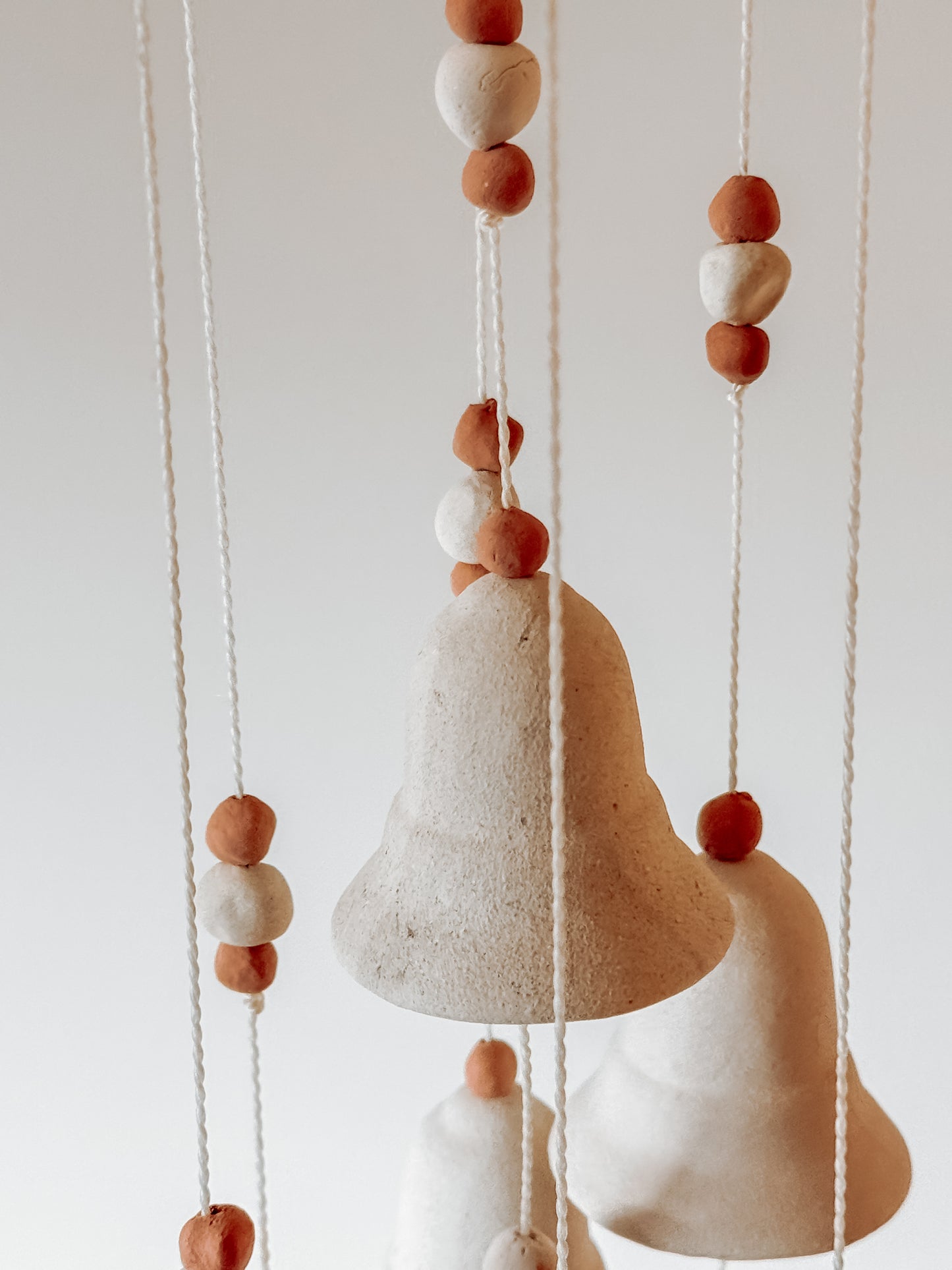 Keramieken windgong met bel aan bovenkant - vintage handgemaakte hanger - 60cm