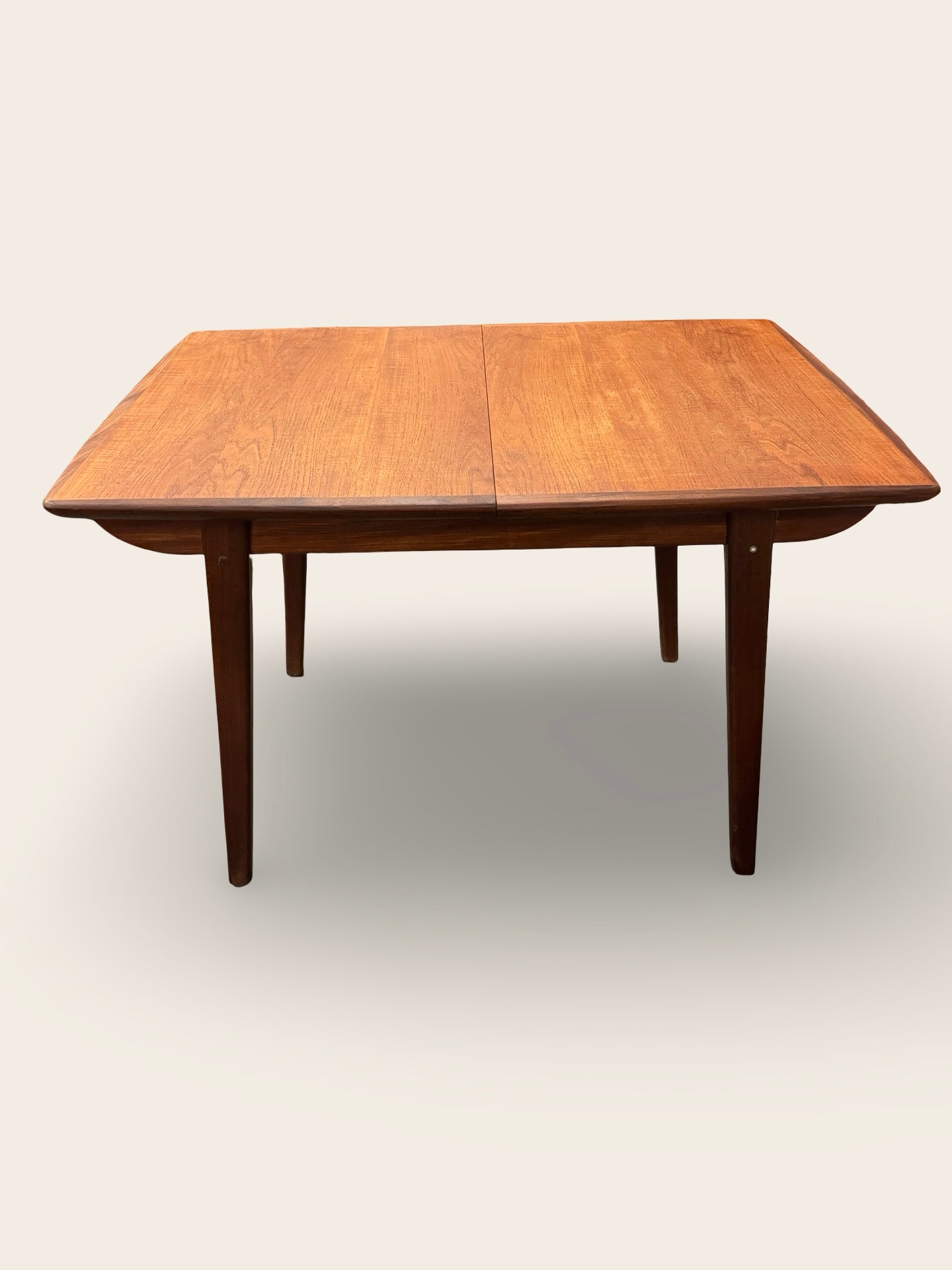 Uitschuifbare eettafel van Louis van Teeffelen voor Wébé