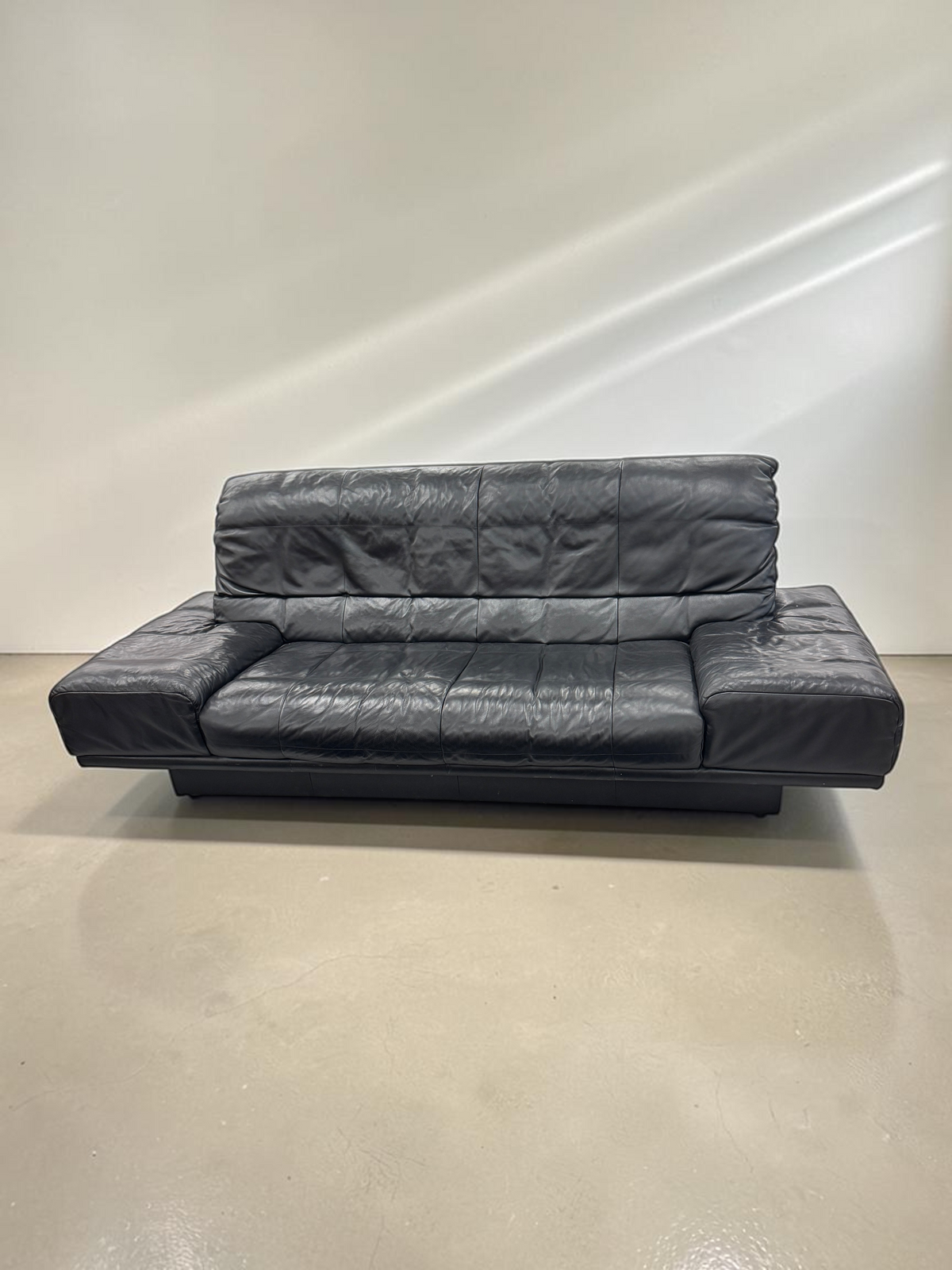 tessvintage Rolf Benz RB 3400 3-zitsbank in zwart leer met brede armleuningen en verstelbare rugleuning uit de jaren 80
