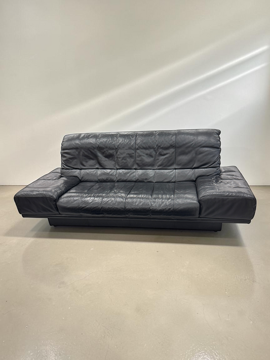 tessvintage Rolf Benz RB 3400 3-zitsbank in zwart leer met brede armleuningen en verstelbare rugleuning uit de jaren 80