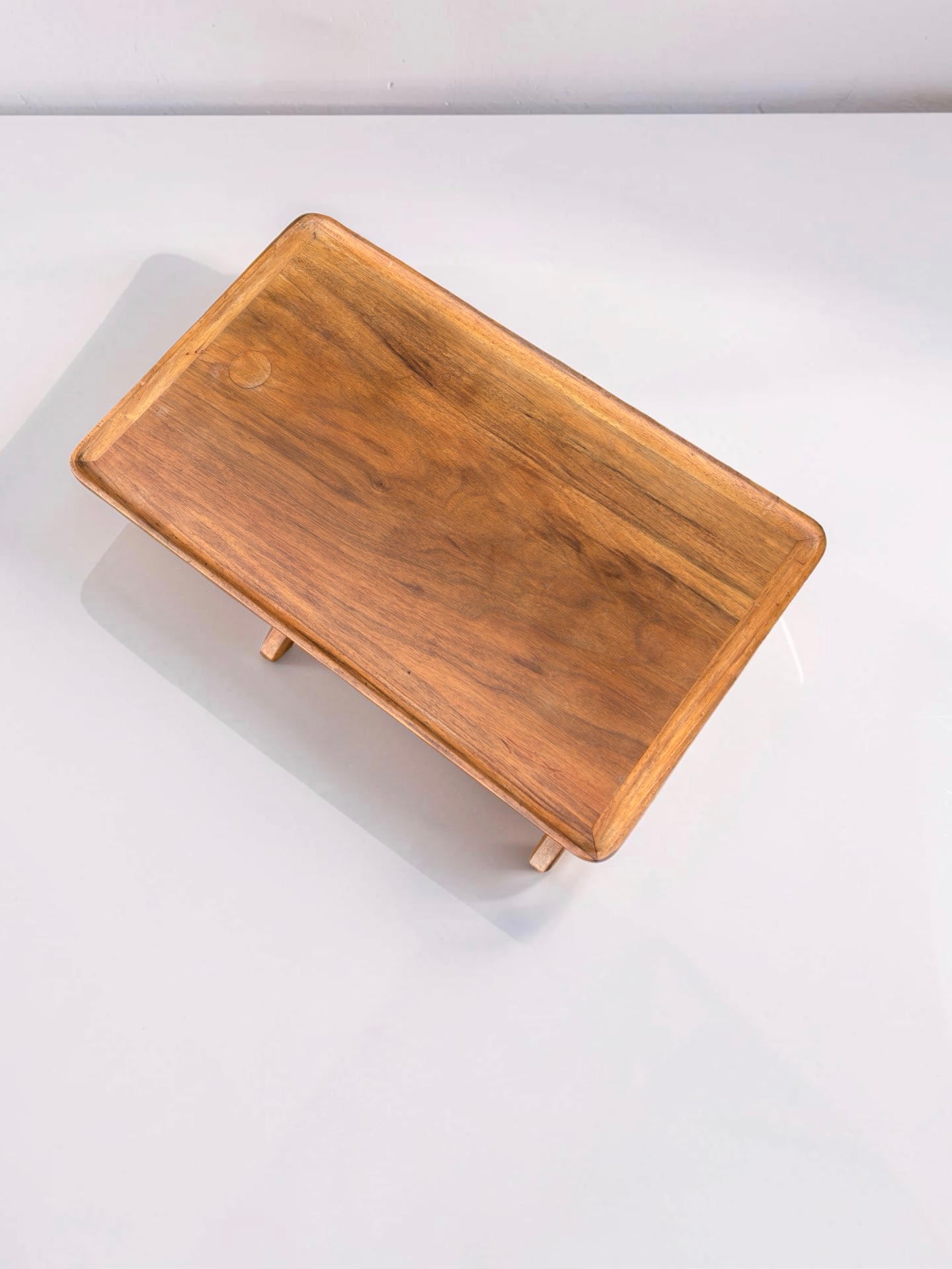 Bijzettafel met lectuurrek en teakhouten blad