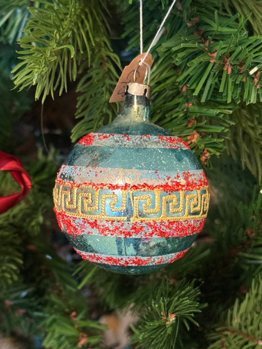 Vintage blauwe glazen kerstbal met rood gesuikerde details