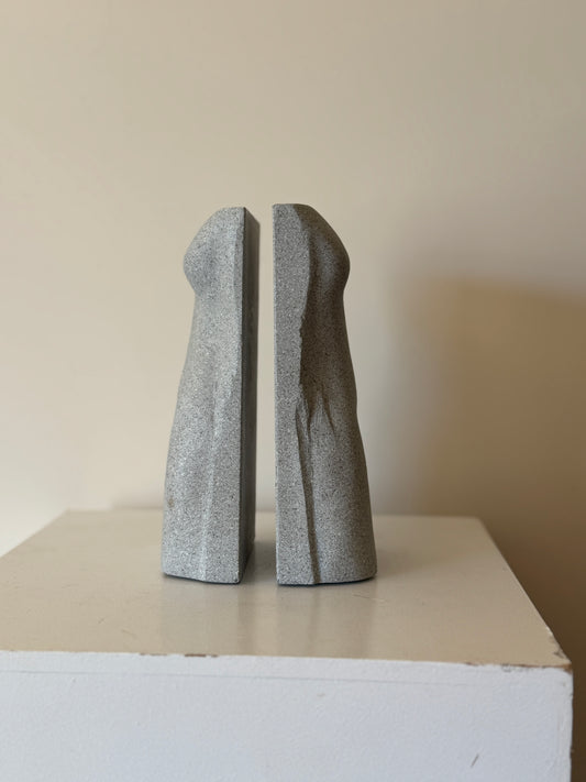 Set van 2 stenen vrouwentorso boekensteunen