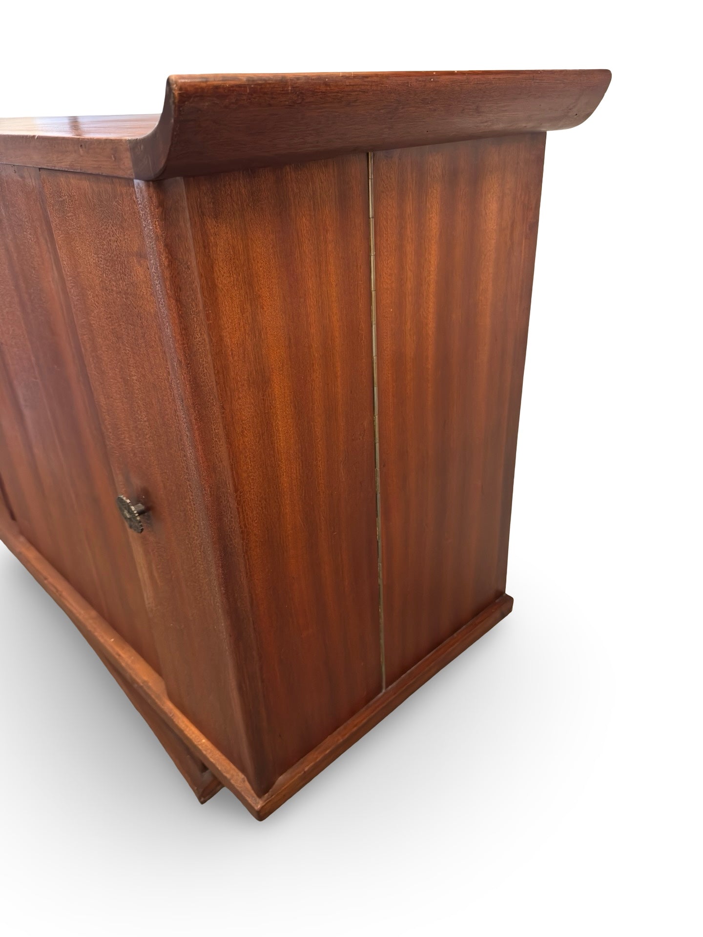 Vintage houten dressoir met bijzondere details, jaren 50