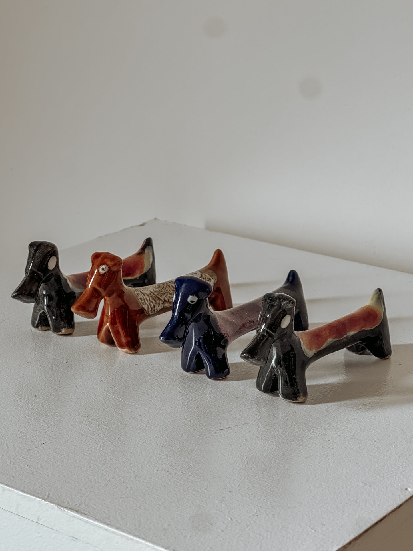 Set van 4 handbeschilderde keramieken teckel messenleggers (2 sets beschikbaar)