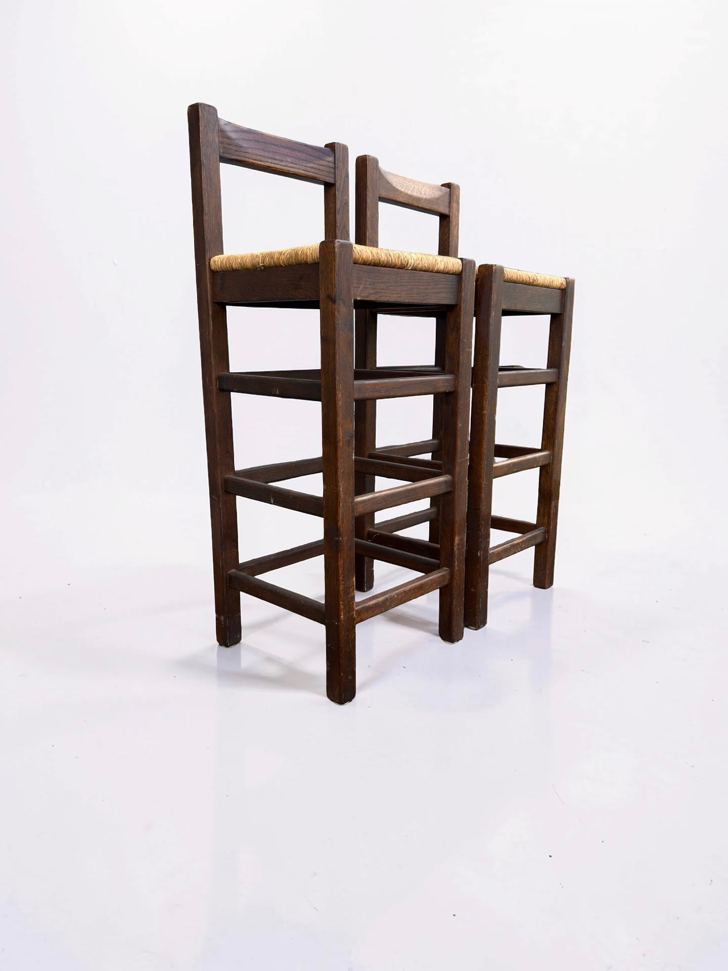 Set van 2 vintage houten barkrukken met biezen zitting