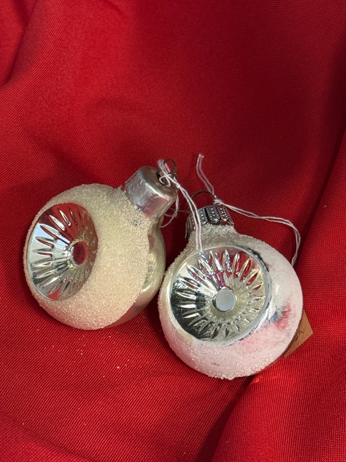 Set van 2 vintage zilveren deuk kerstballen