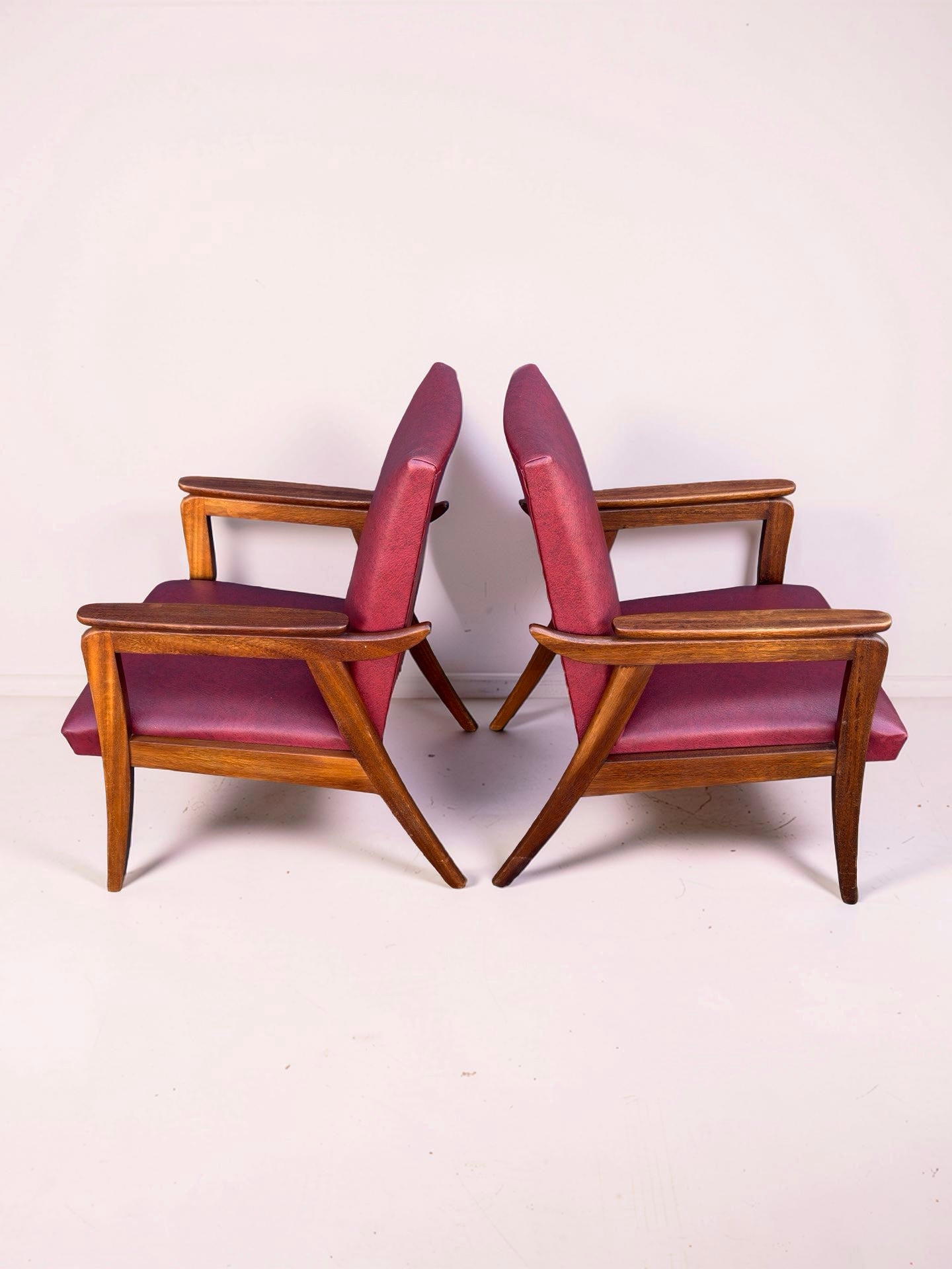 Set vintage design fauteuils – rood skai & teakhout (jaren ’60)