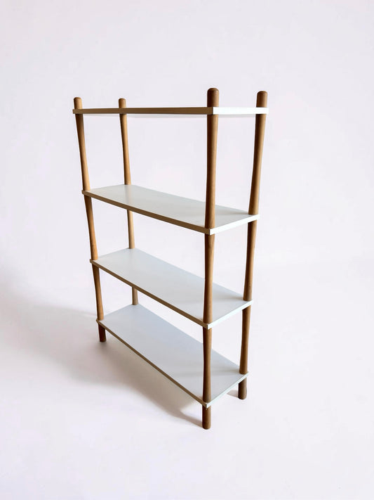 Vintage stokkenkast met witte planken