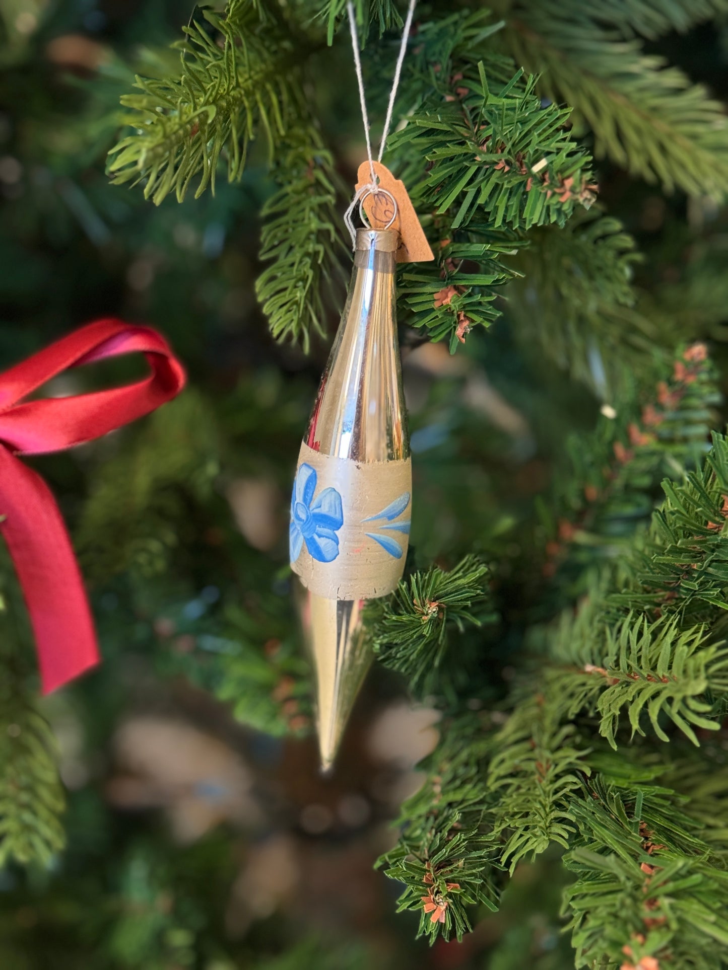 Vintage kerstbal zilveren pegel met blauwe bloemen