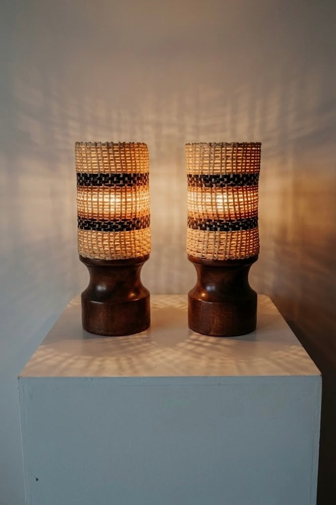 Set van 2 nachtlampjes hout met gevlochten kap, jaren 70
