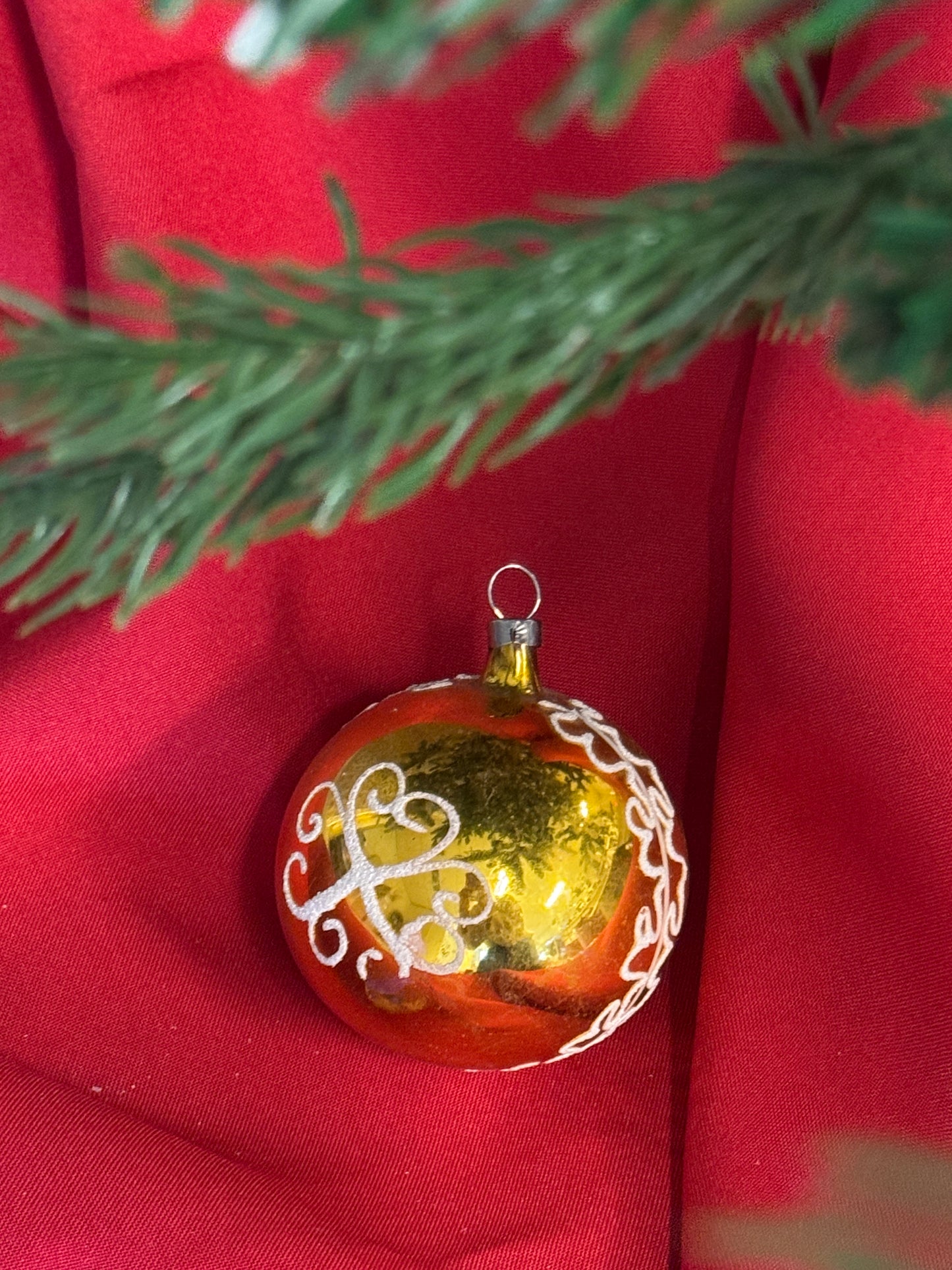 Vintage gouden glazen kerstbal met gesuikerde details