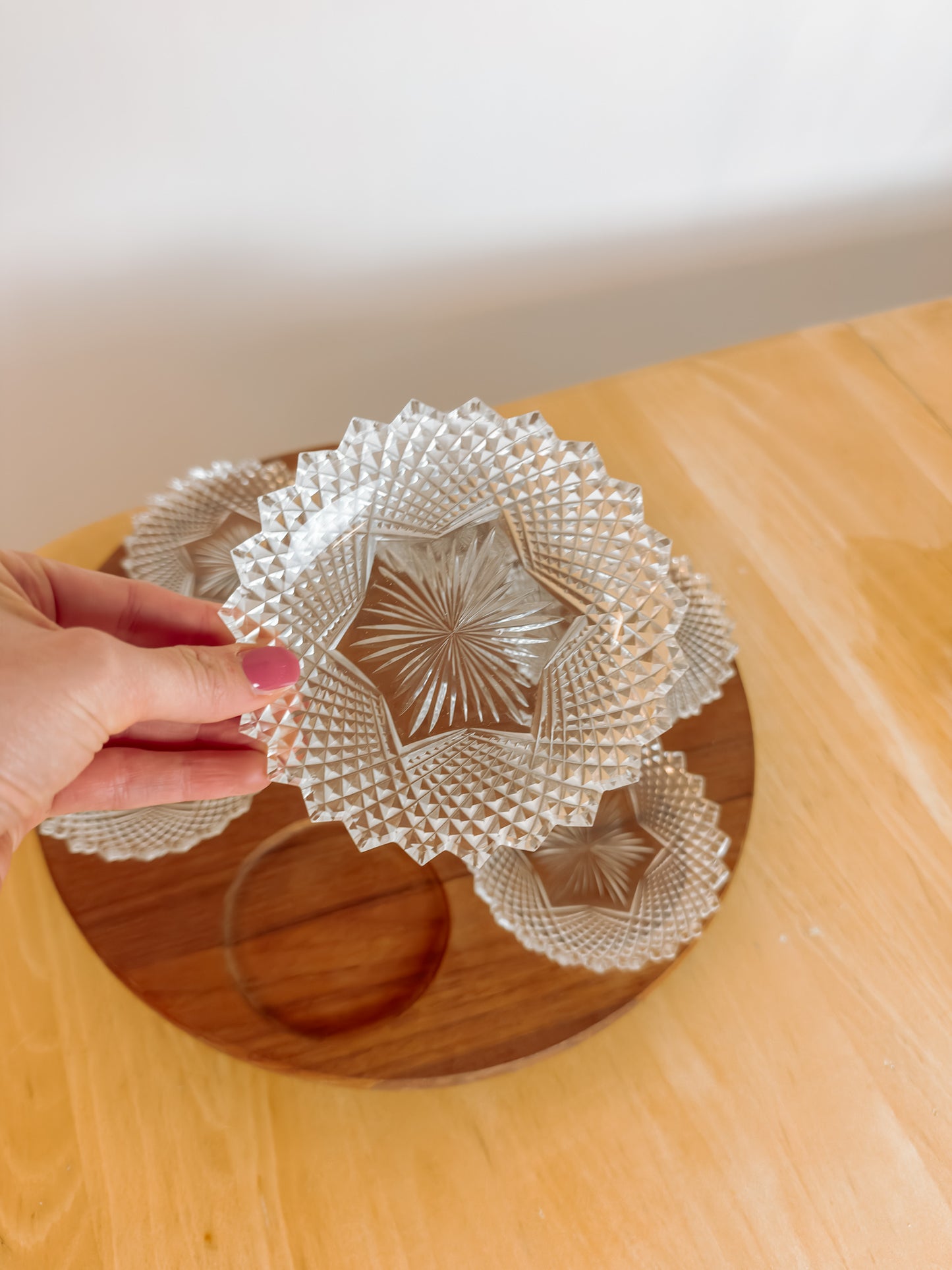 Teakhouten "Lazy Susan" draaibaar borrelplateau met kristalglazen schaaltjes