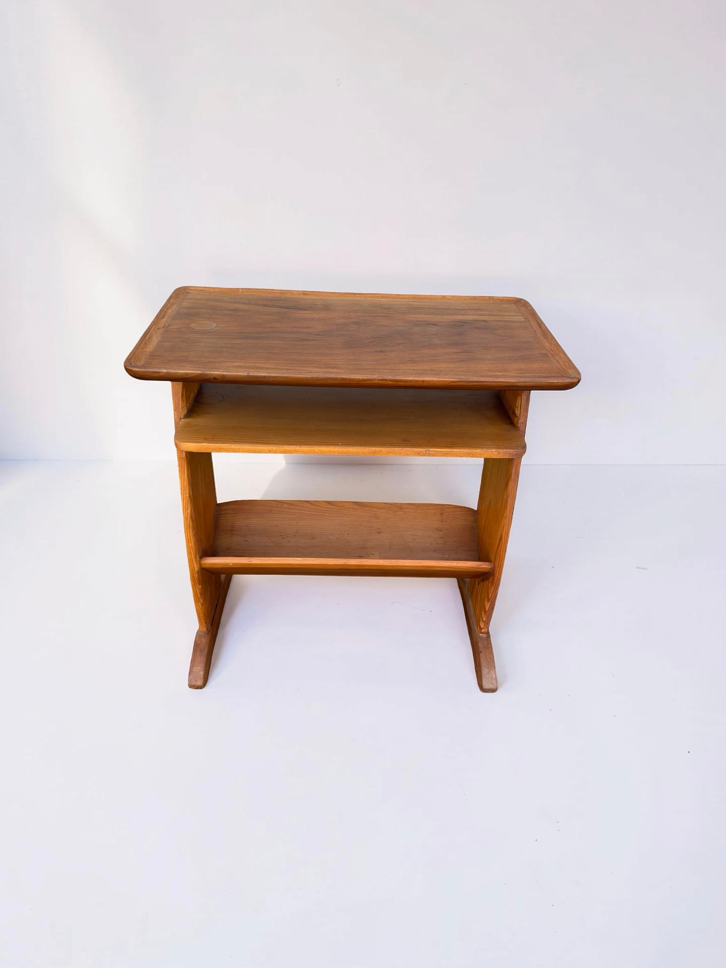 Bijzettafel met lectuurrek en teakhouten blad