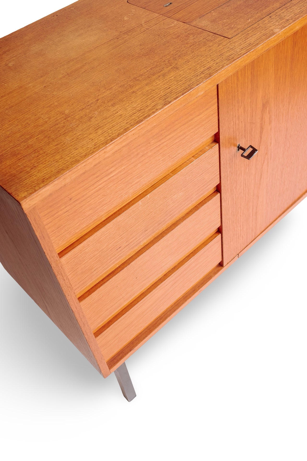 Vintage dressoir met lades en deurtje