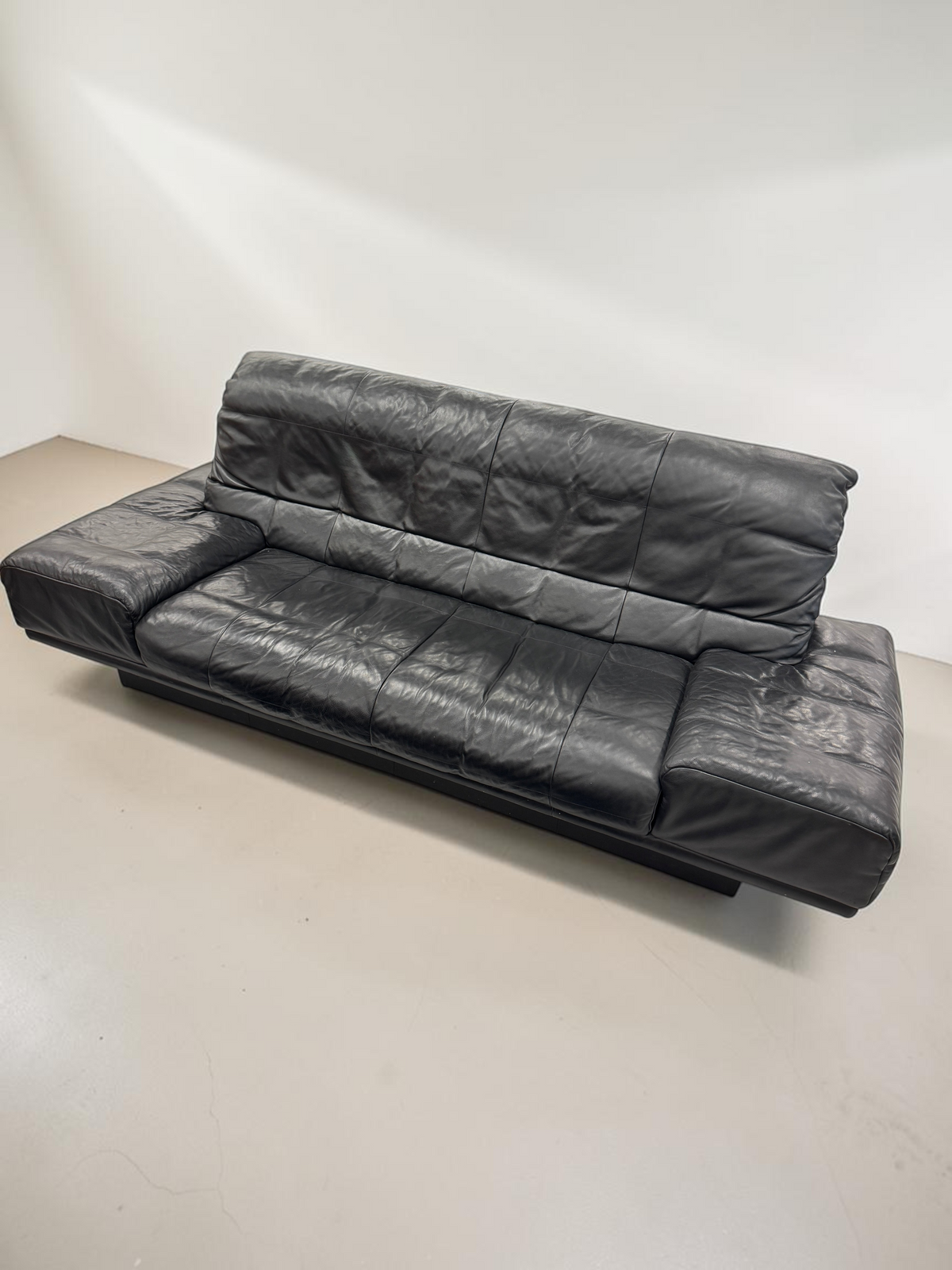 tessvintage zwarte leren Rolf Benz RB 3400 3-zitsbank uit de jaren 80 met verstelbare rugleuning