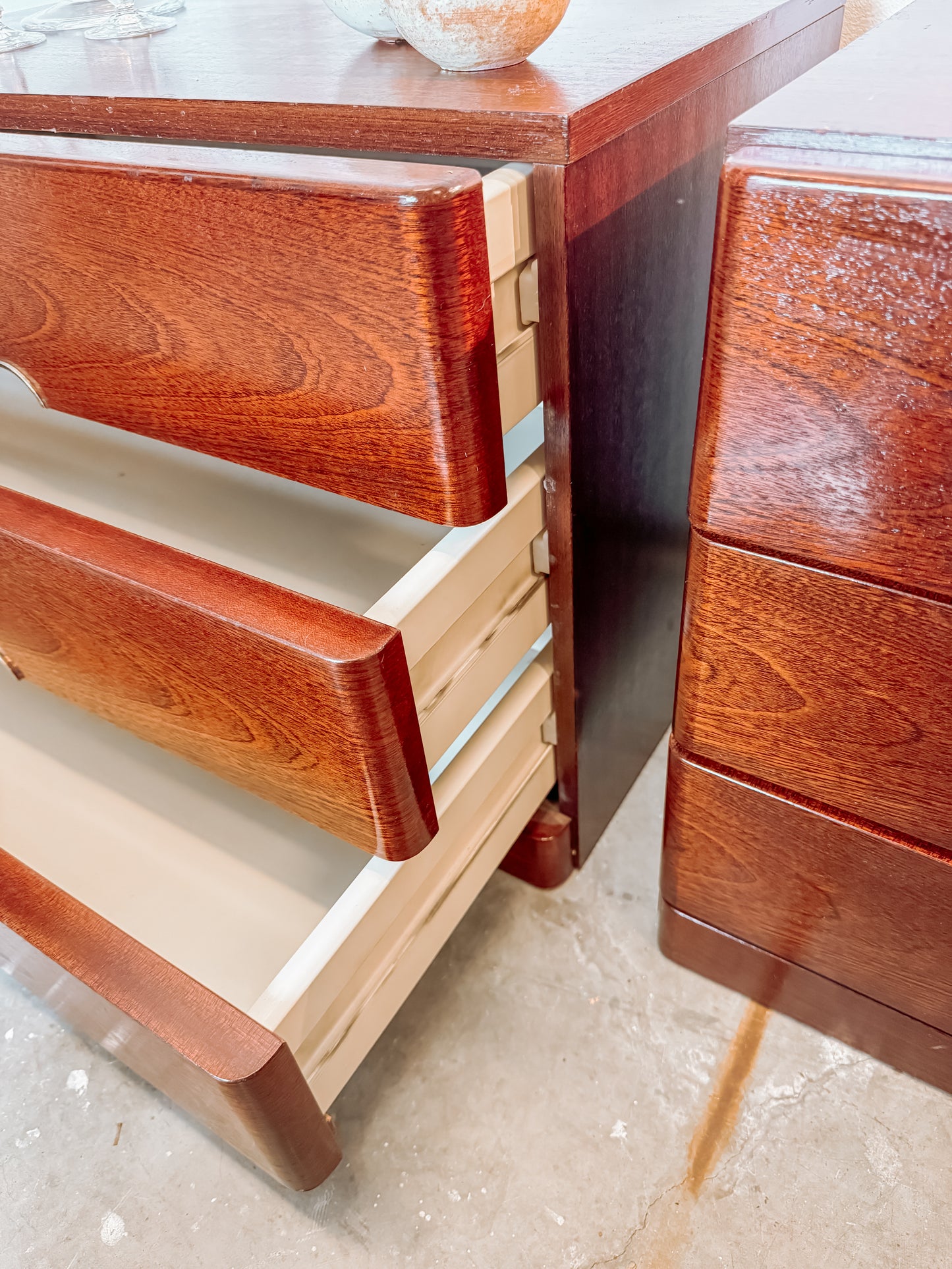 Set van 2 vintage nachtkastjes met 3 lades, jaren 80