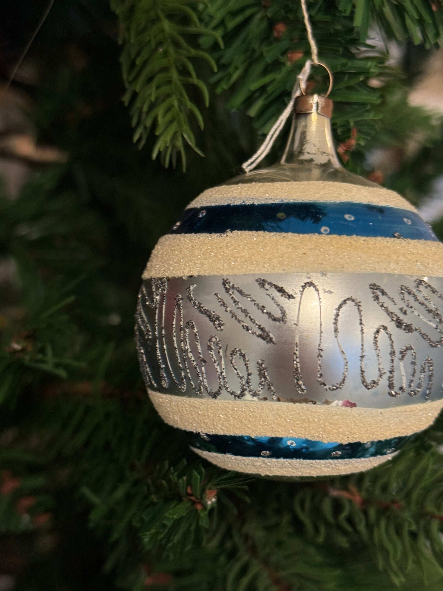 Grote handgemaakte vintage glazen kerstbal blauw gesuikerd