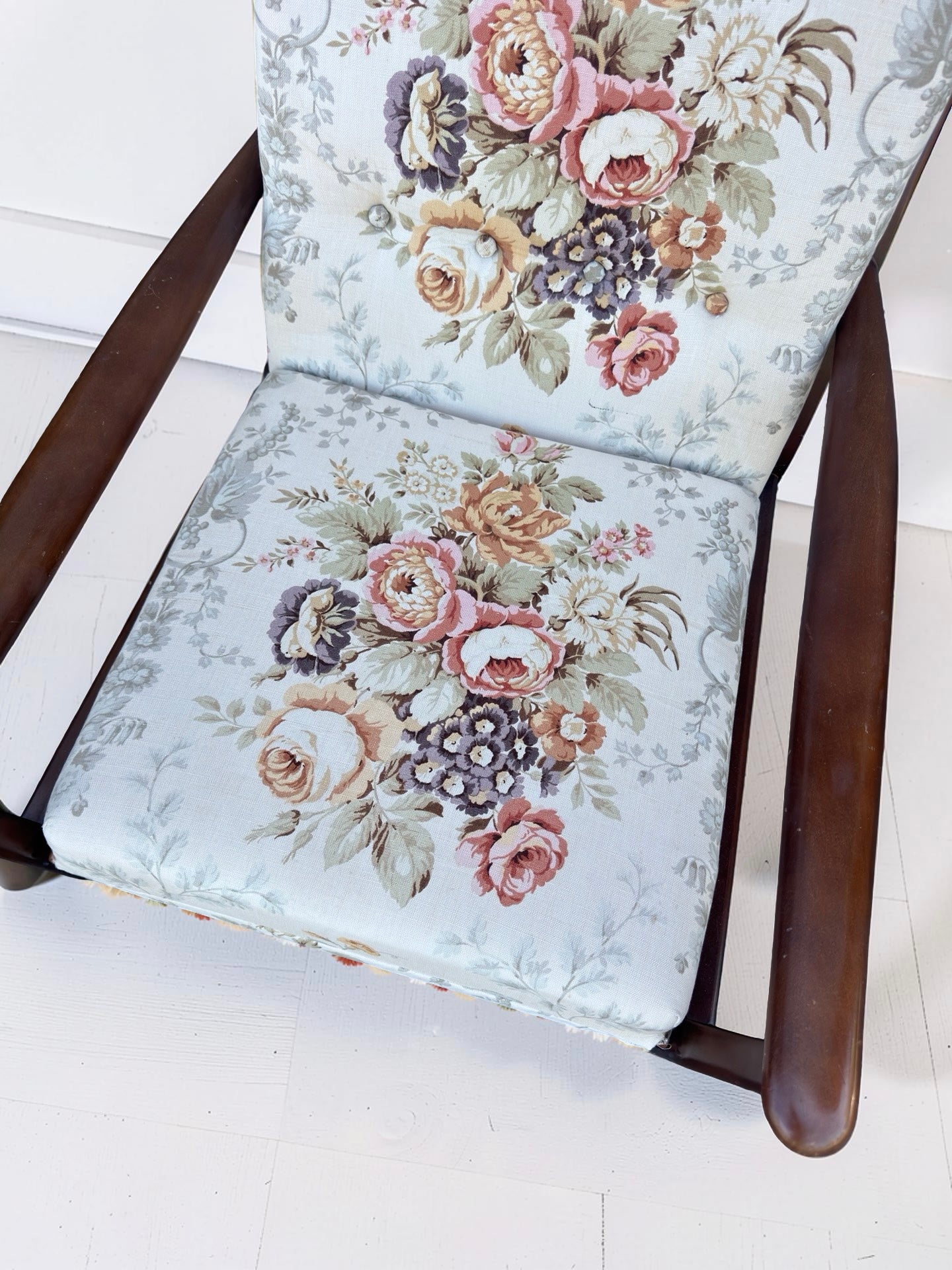 Vintage teakhouten fauteuil met gebloemde bekleding