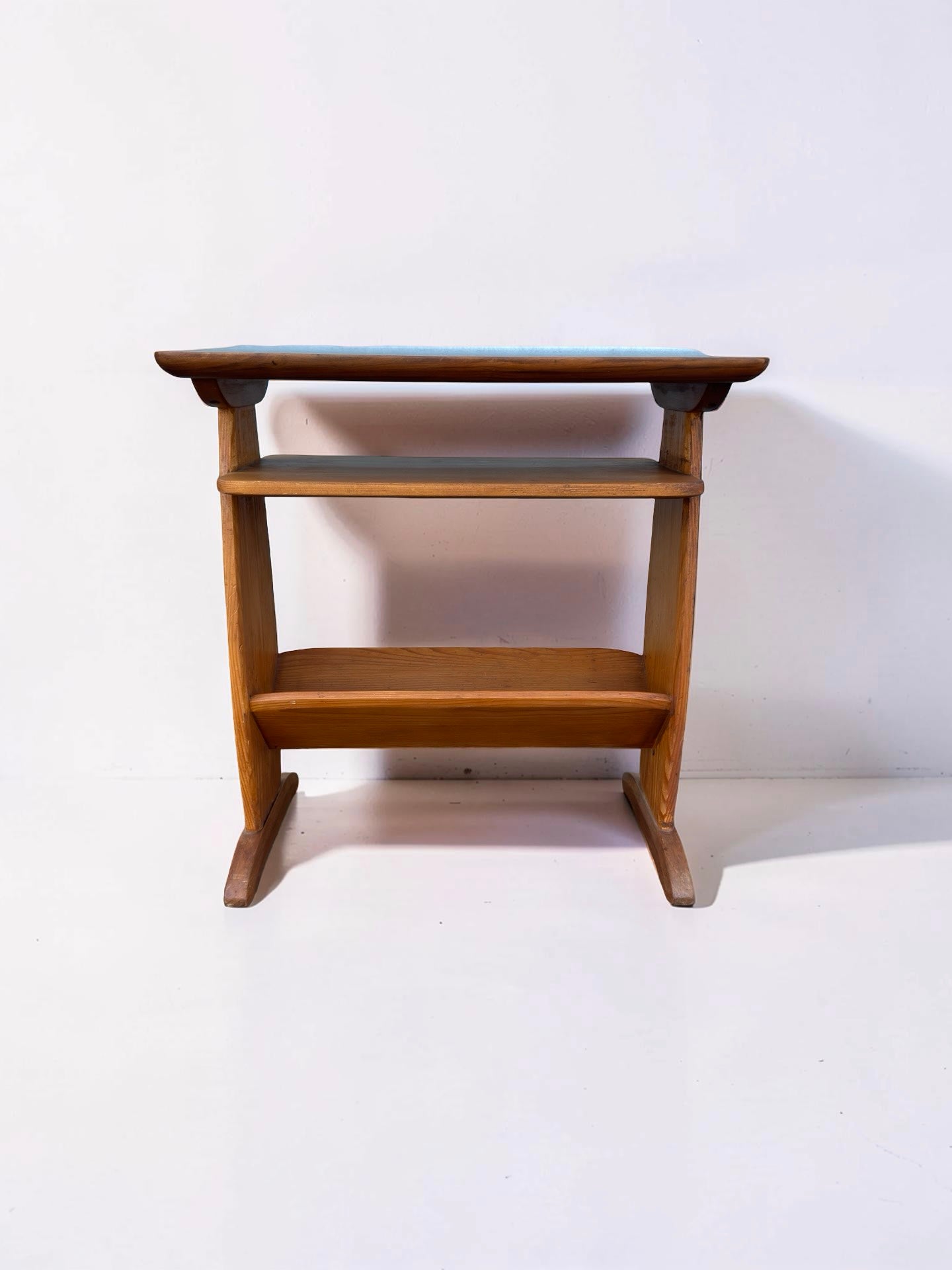 Bijzettafel met lectuurrek en teakhouten blad