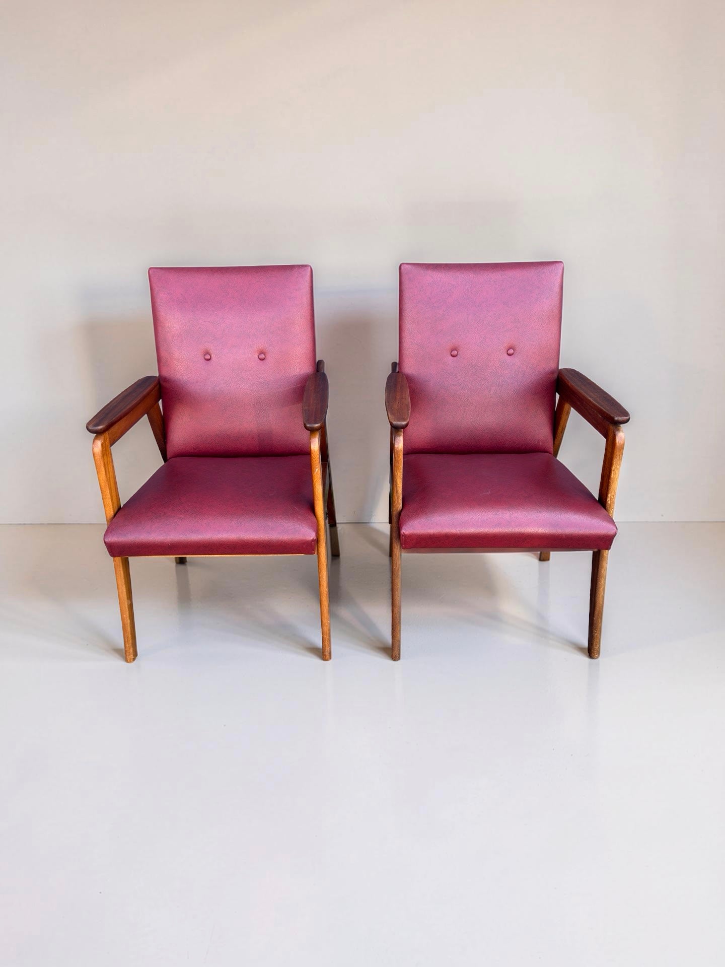 Set vintage design fauteuils – rood skai & teakhout (jaren ’60)