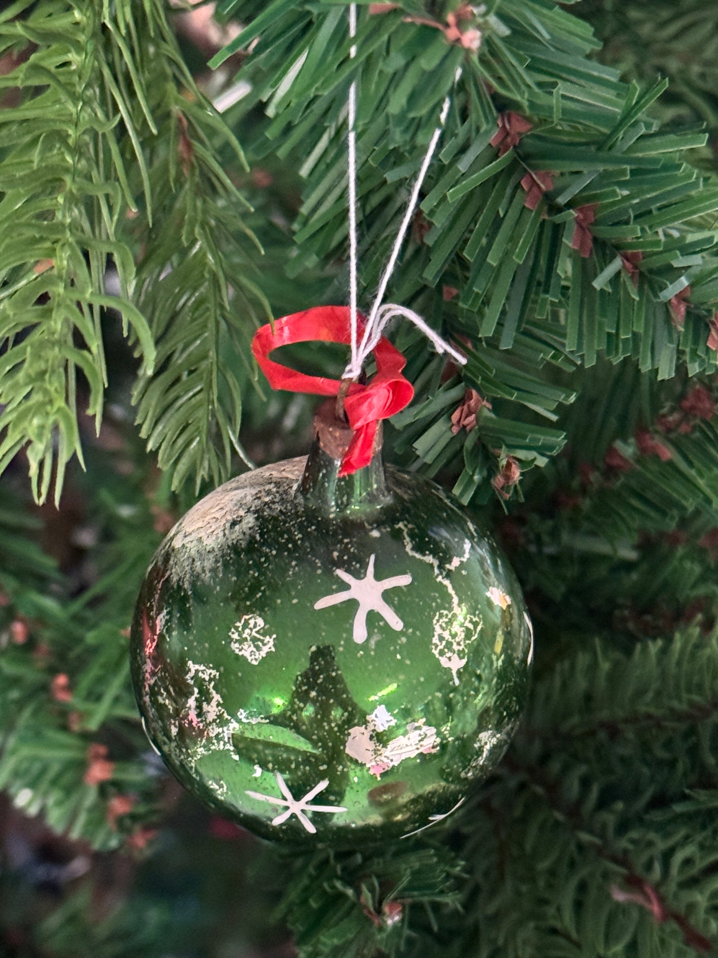 Vintage groene glazen kerstbal