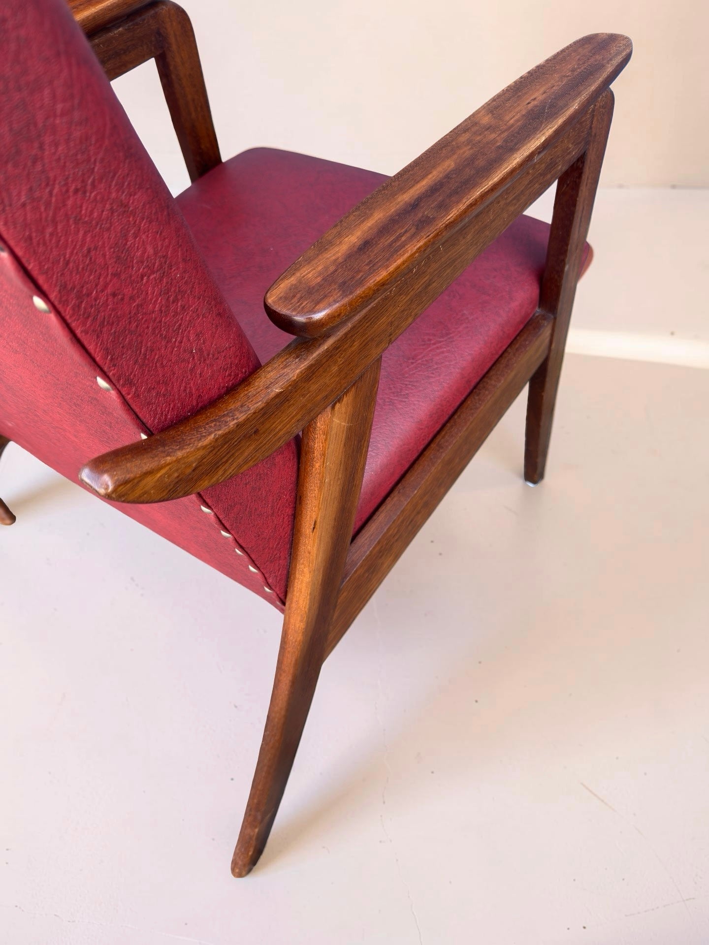 Set vintage design fauteuils – rood skai & teakhout (jaren ’60)