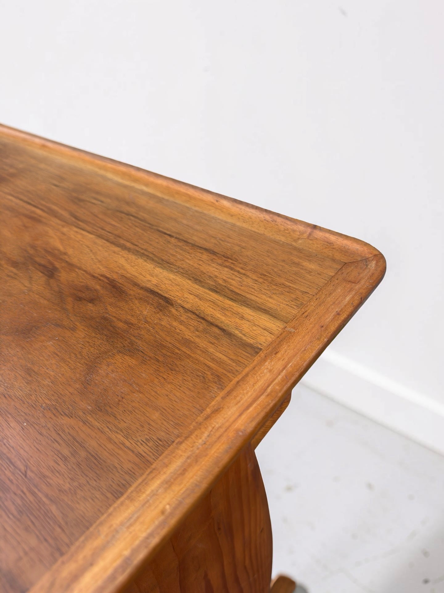 Bijzettafel met lectuurrek en teakhouten blad