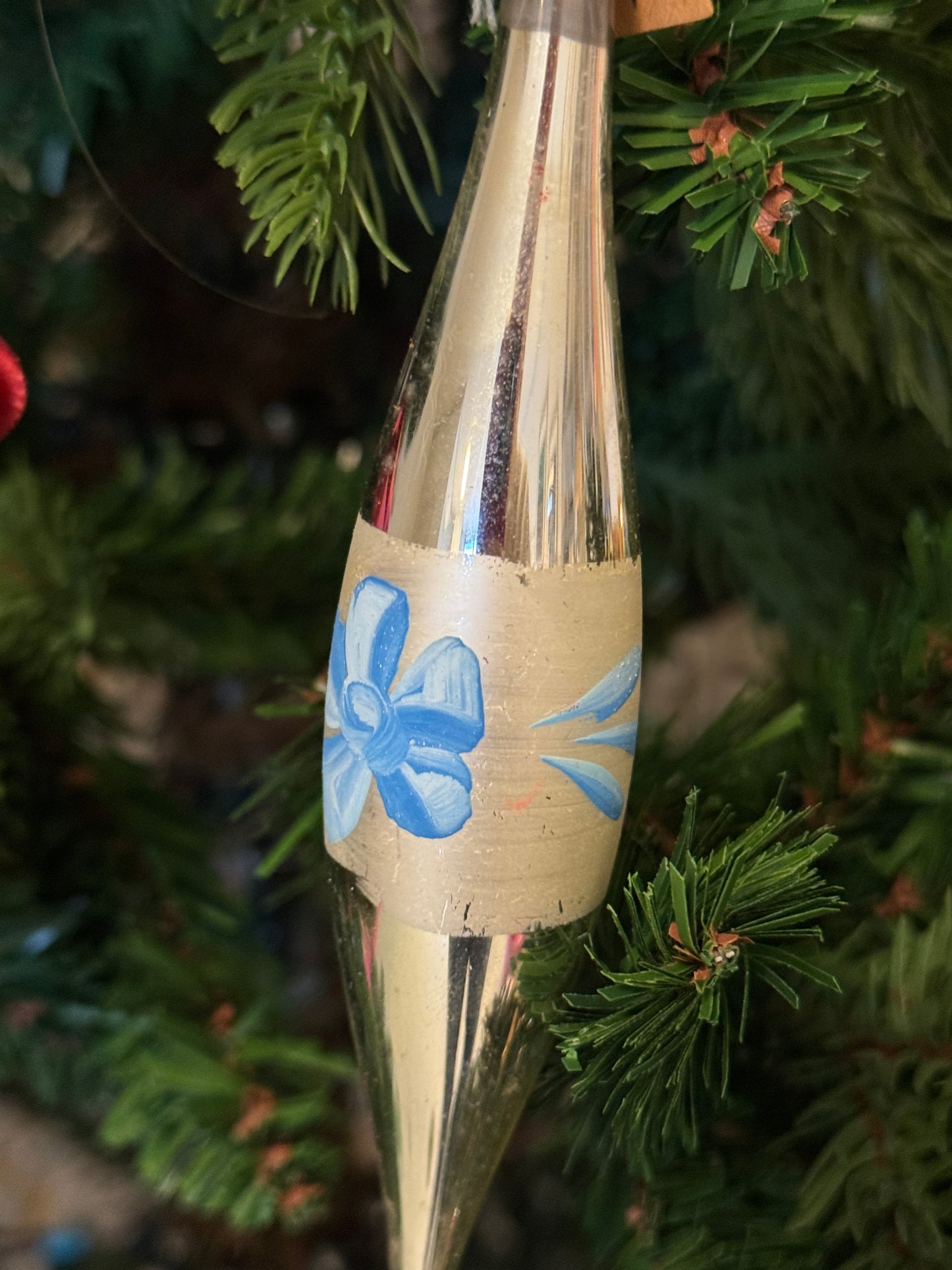 Vintage kerstbal zilveren pegel met blauwe bloemen
