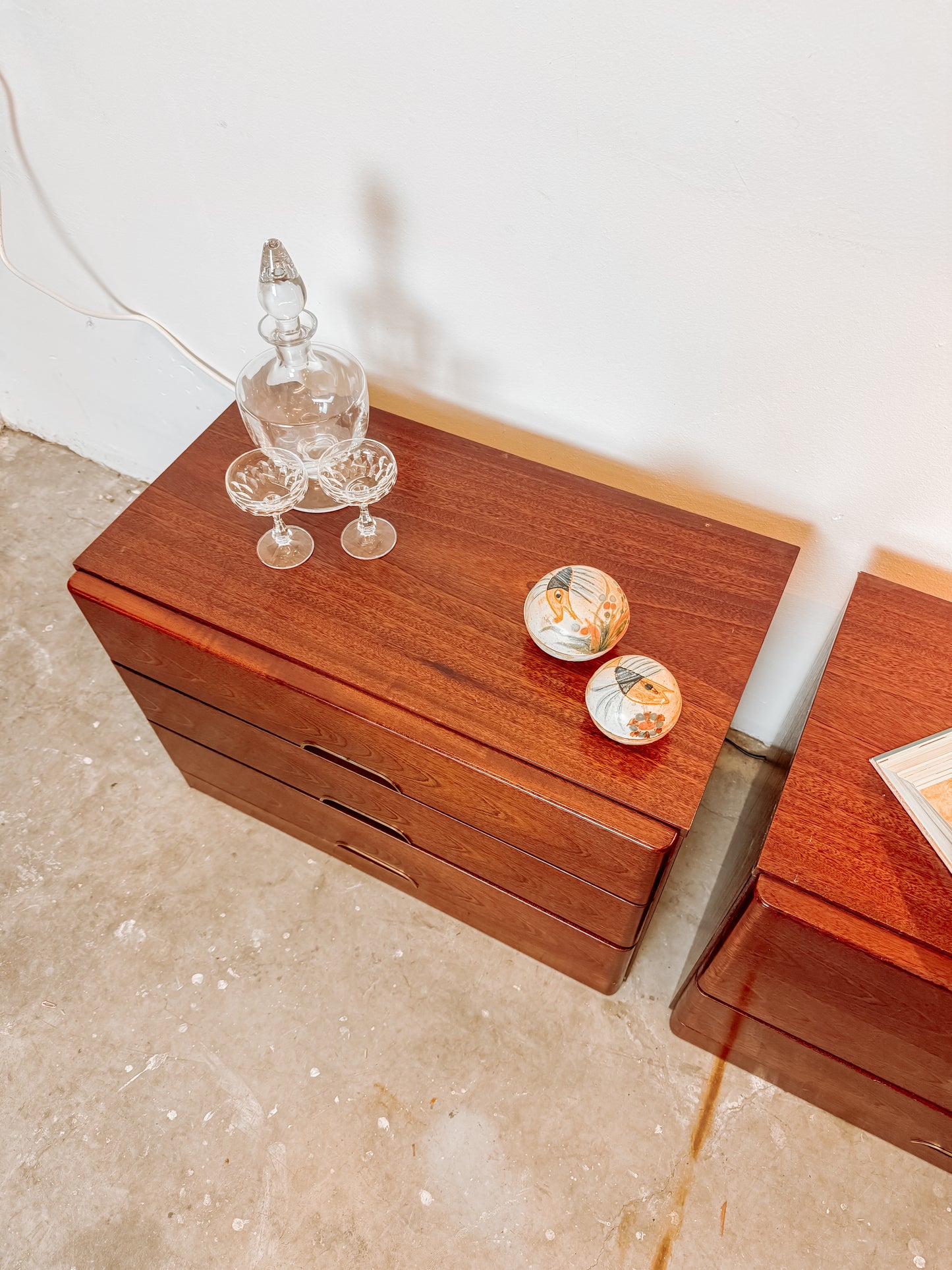 Set van 2 vintage nachtkastjes met 3 lades, jaren 80