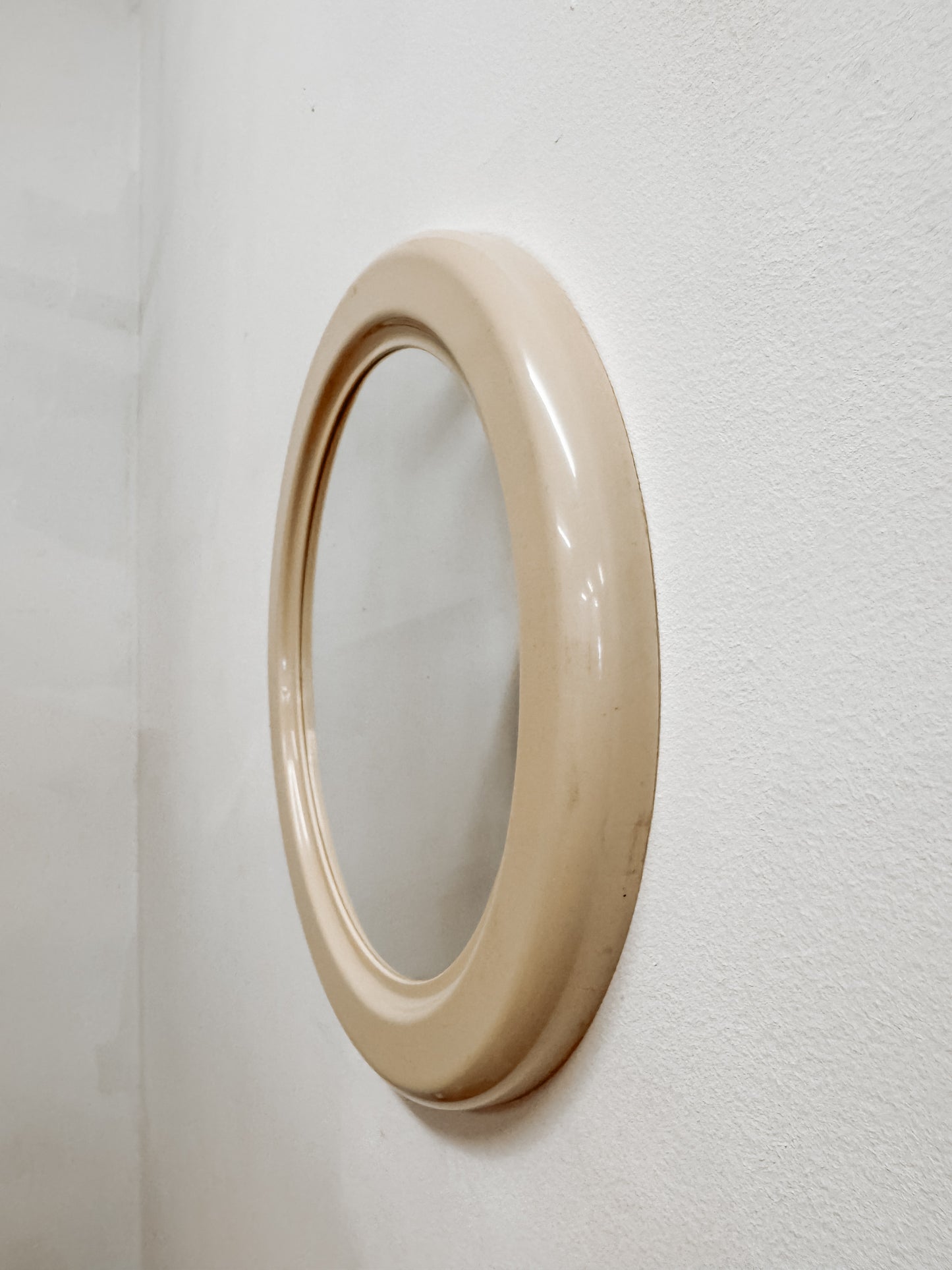 Vintage round mirror with white rim