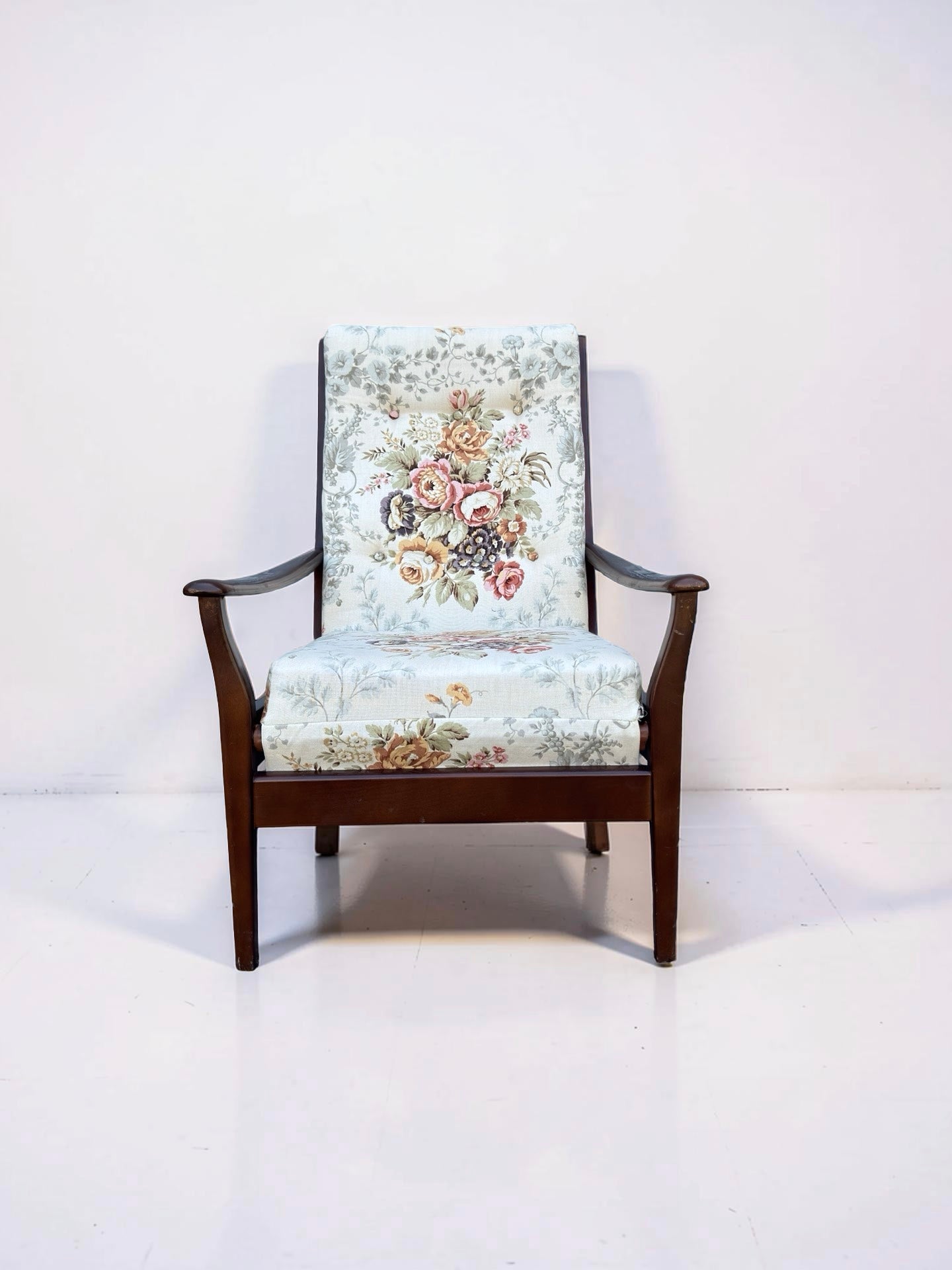 Vintage teakhouten fauteuil met gebloemde bekleding