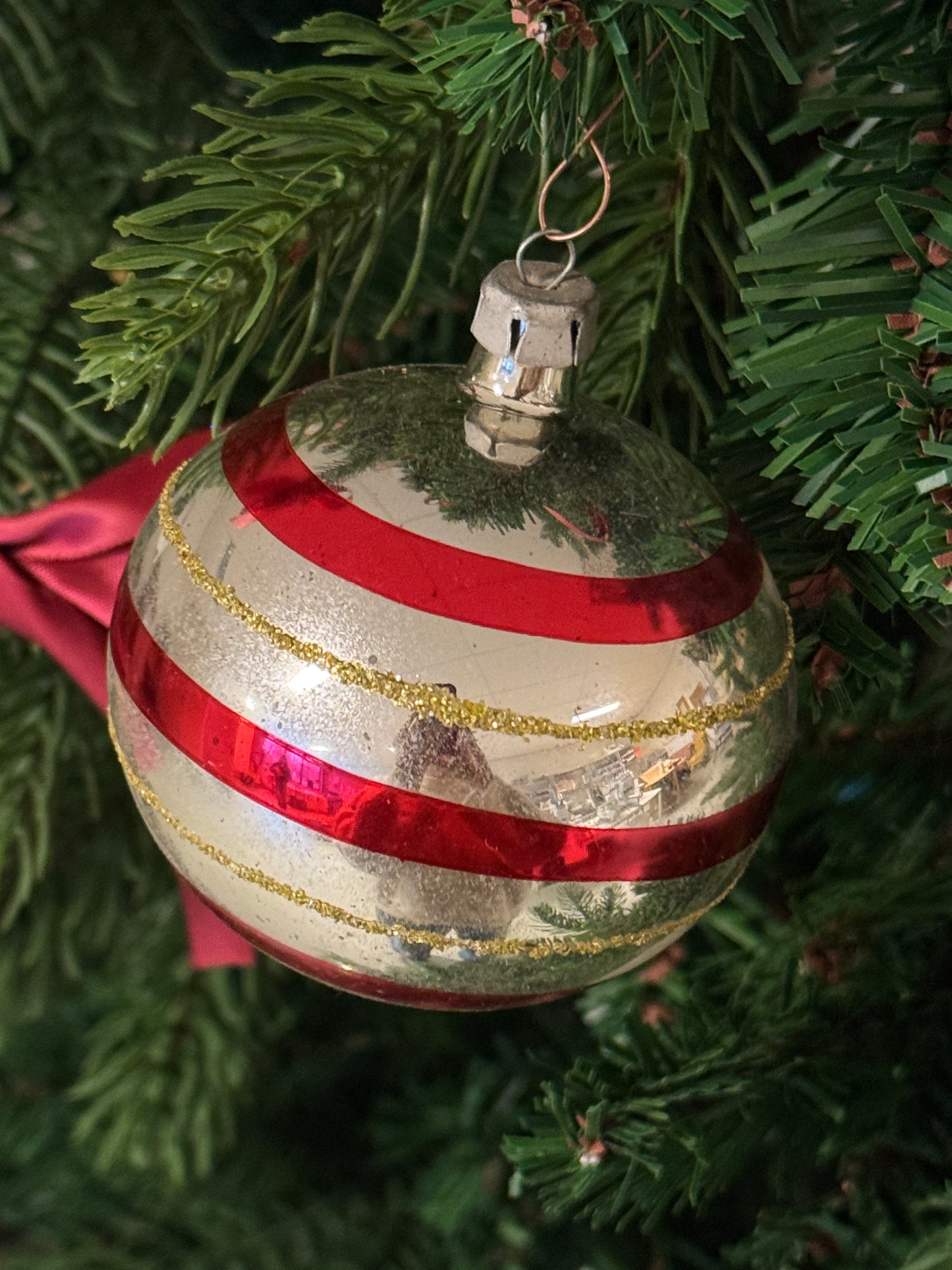 Vintage rood/zilveren glazen kerstbal met gesuikerde details