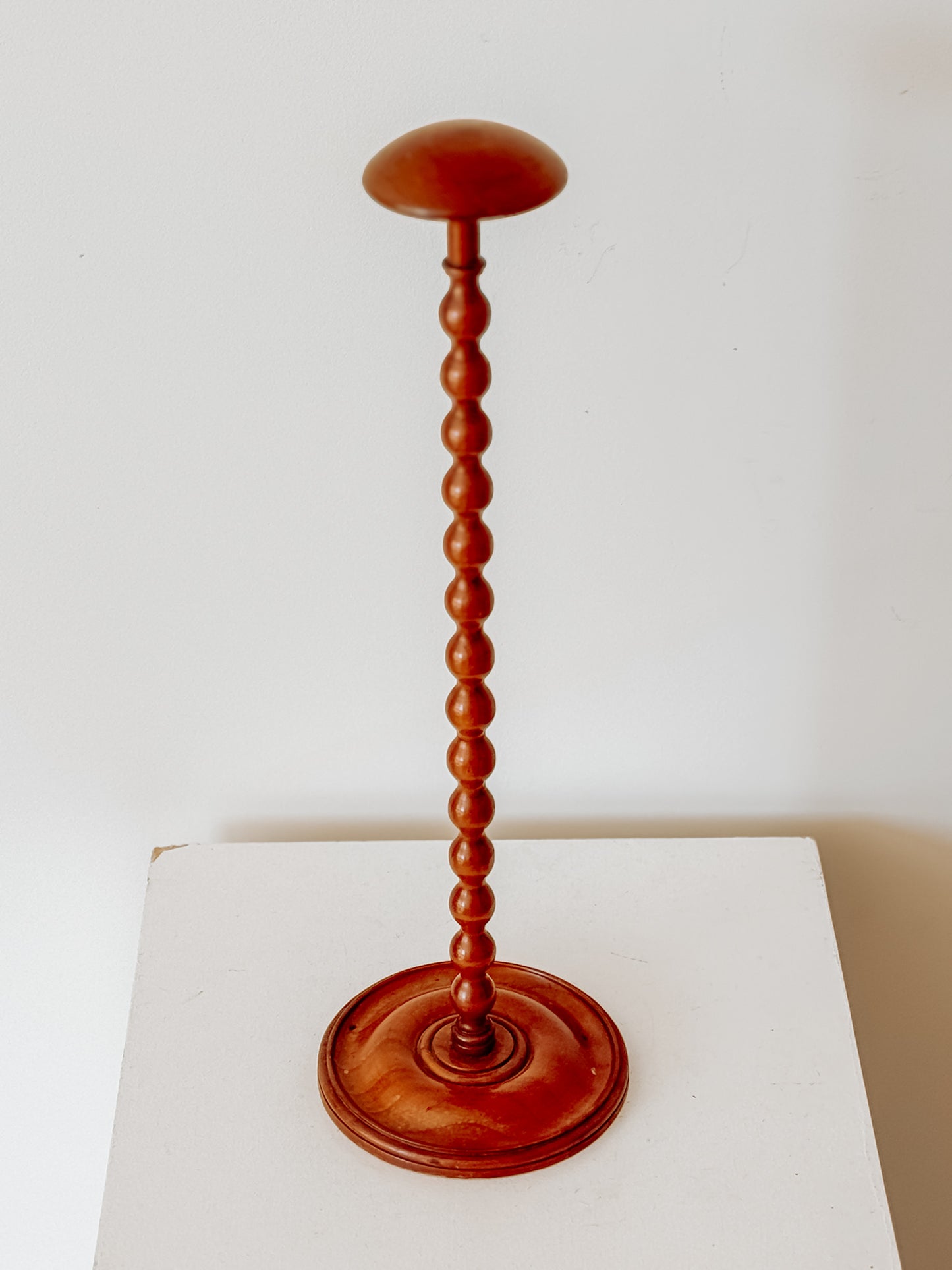 Vintage houten hoedenstandaard