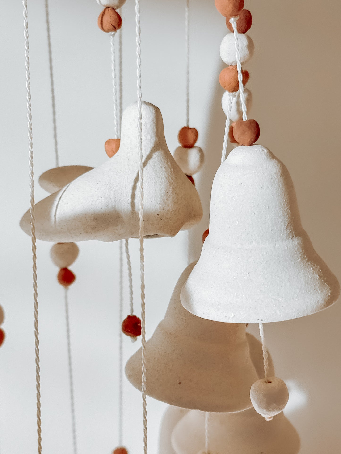 Keramieken windgong met vogeltje - vintage handgemaakte hanger - 68cm