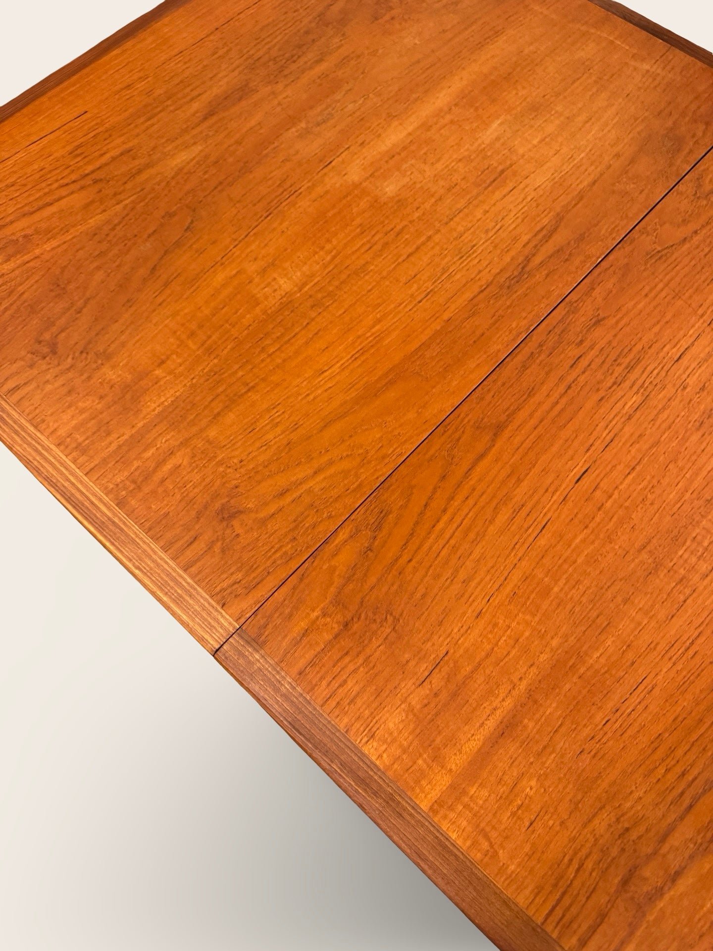 Uitschuifbare eettafel van Louis van Teeffelen voor Wébé