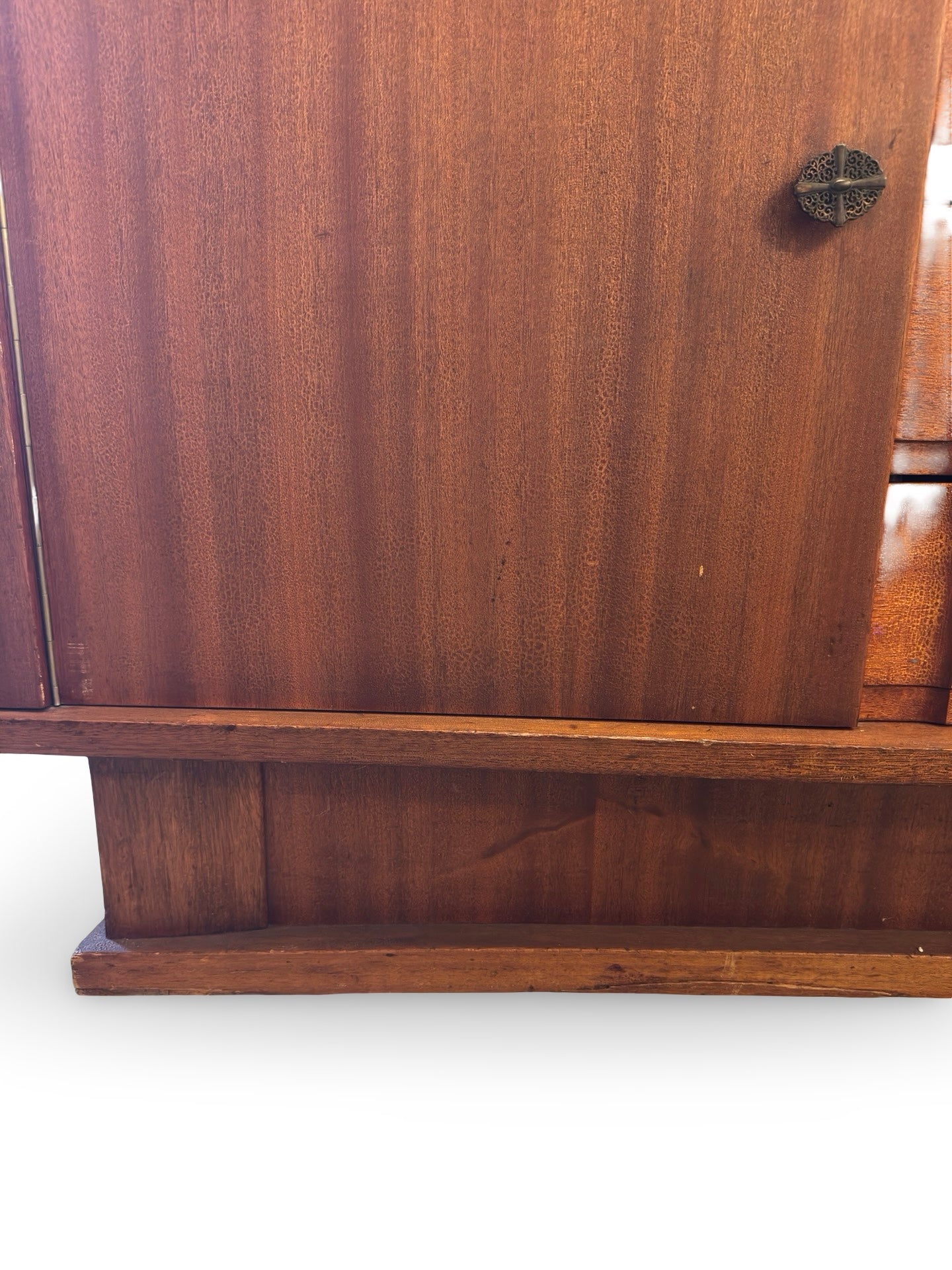 Vintage houten dressoir met bijzondere details, jaren 50